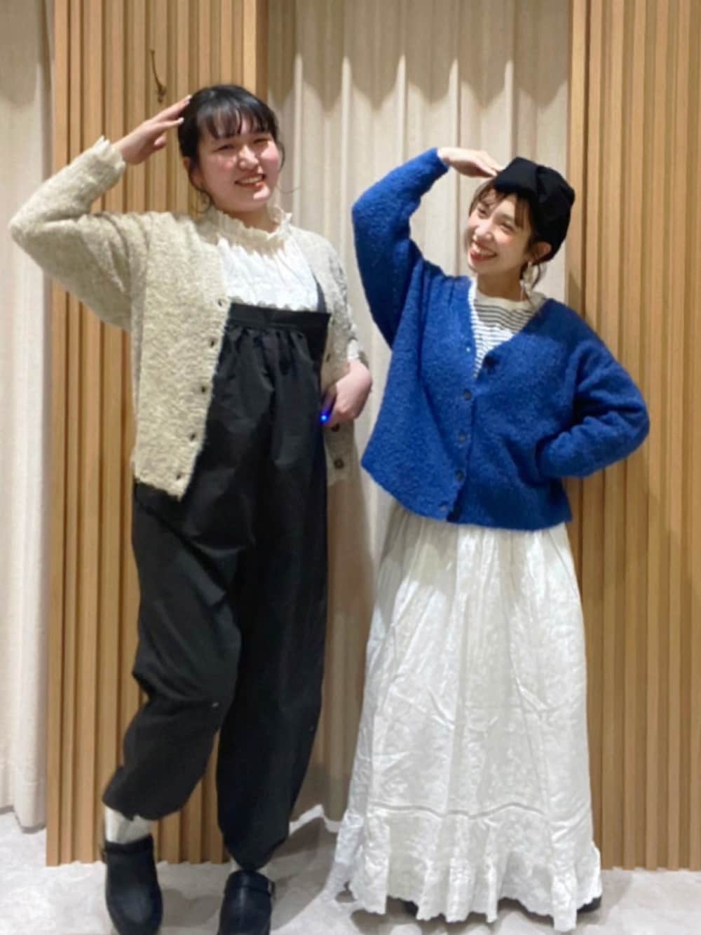 「冬、あけましておめでとうございます！、ファッションを楽しもう、大人かわいい、冬のコーデ、ゆるコーデ、秋冬コーデ、カーディガン、低身長、ナチュラル、カジュアルコーデ、ブルー、オトナカジュアル、ママコーデ、おしゃれさんと繋がりたい」｜「Samansa Mos2のブークレVネックカーディガン（カーディガン/ボレロ、ブルー系）」を使った、こうのりなさん（レディース・154cm）の冬コーディネートの4枚目の写真