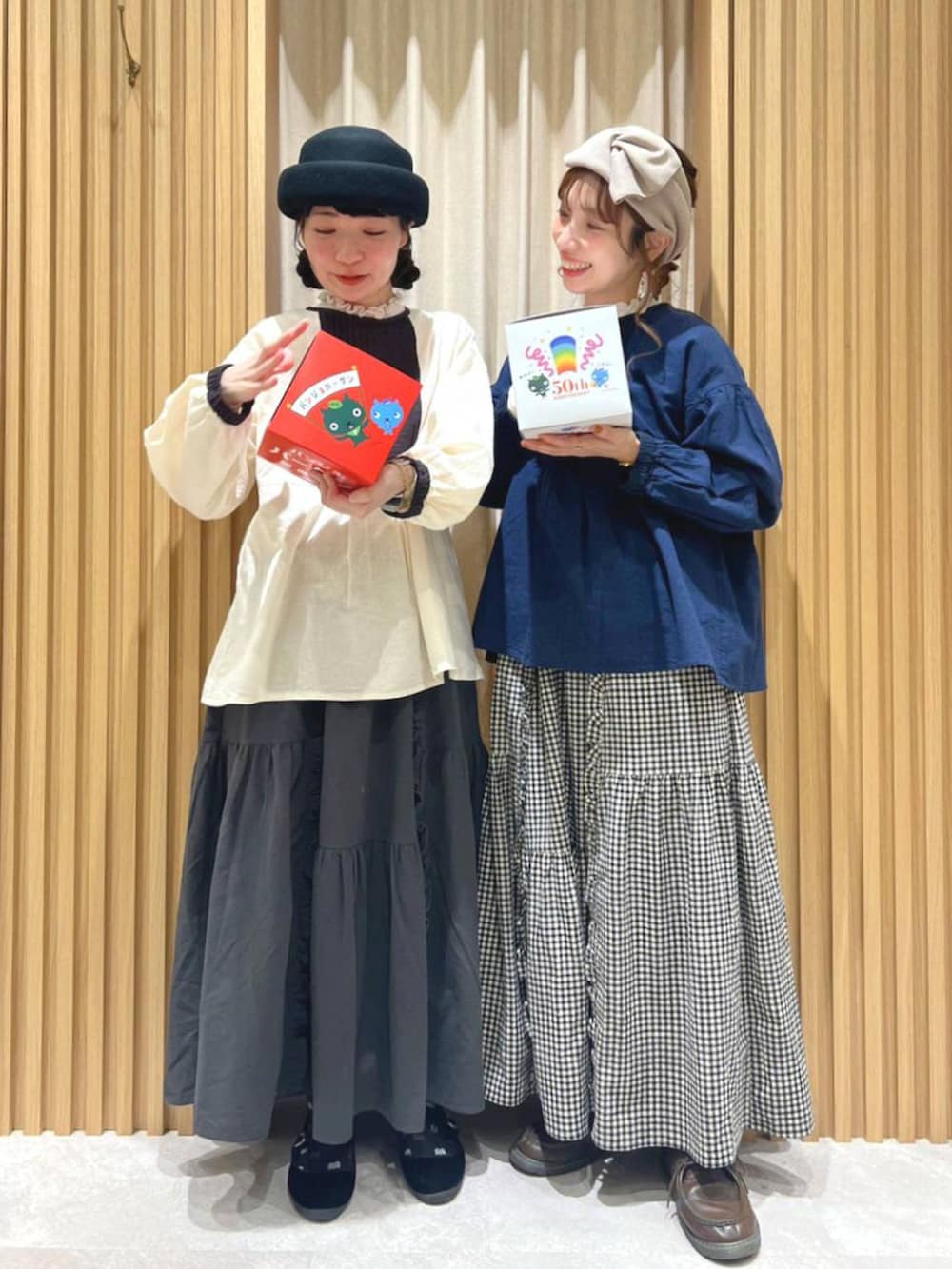 ブルー系のシャツ/ブラウス、ホワイト系のシャツ/ブラウス、ブラック系のスカートを着用したレディースの冬コーディネートの2枚目の写真