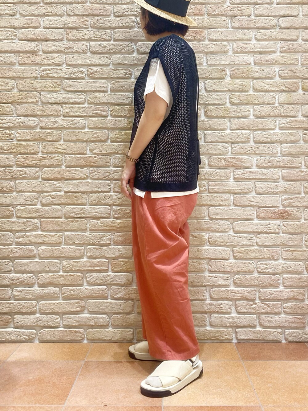 ホワイト系のTシャツ/カットソー、ブラック系のベスト、ピンク系のその他パンツを着用したレディースの夏コーディネートの3枚目の写真