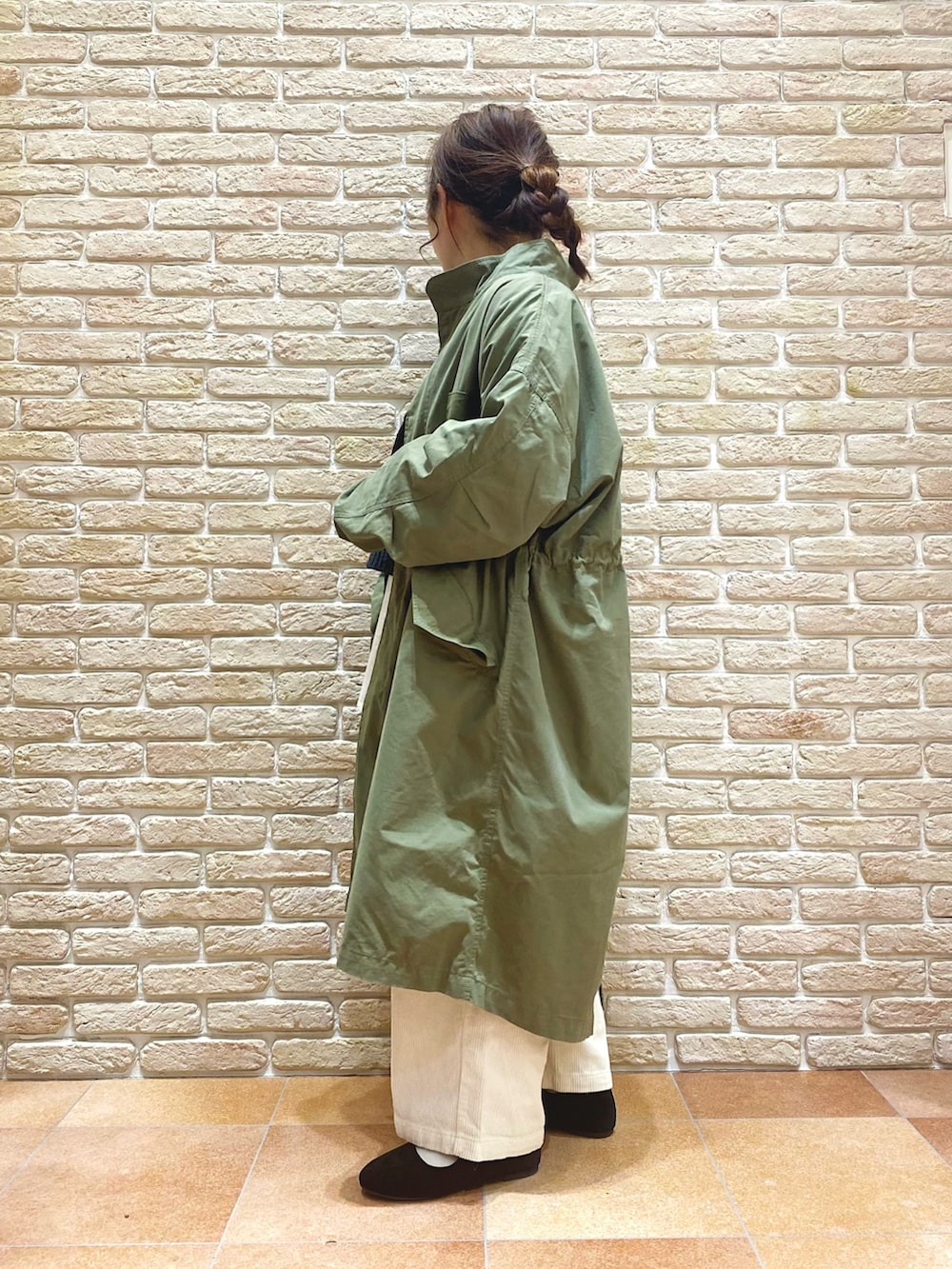 グレー系のニット/セーター、ホワイト系のその他パンツ、ホワイト系のTシャツ/カットソーを着用したレディースの冬コーディネートの4枚目の写真