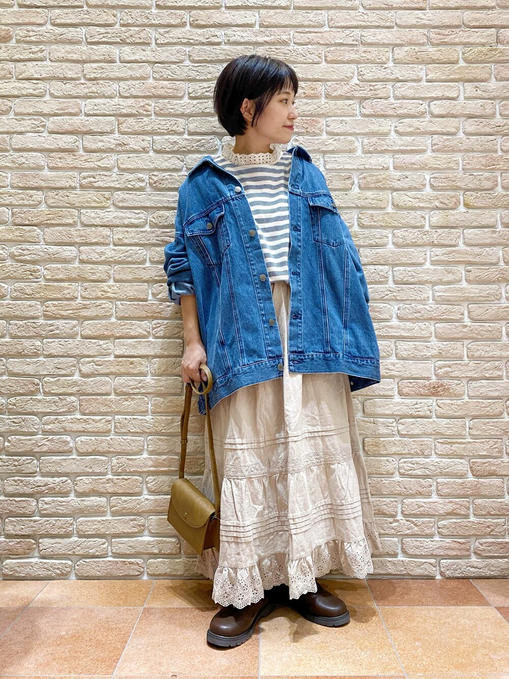 ホワイト系のTシャツ/カットソー、ブルー系のTシャツ/カットソー、ブルー系のデニムジャケットを着用したレディースの秋コーディネートの3枚目の写真