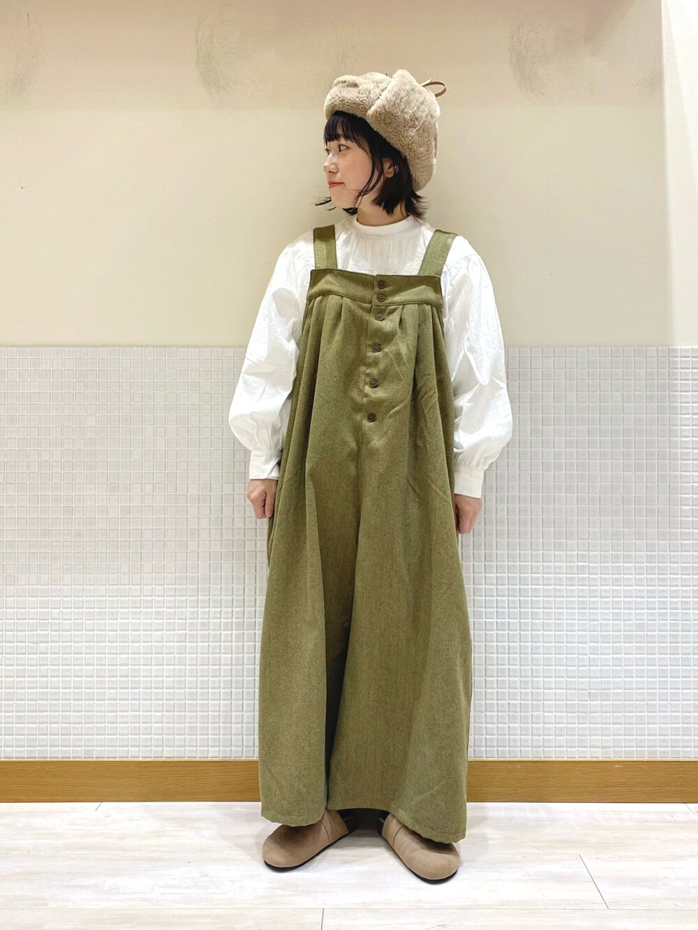 「Samansa Mos2、サマンサ モスモス(Samansa Mos2)、SM2、サロペット、冬コーデ、パンツスタイル、大人カジュアル、低身長、ラクチンコーデ、レースブラウス」｜「Samansa Mos2の切替レースブラウス（シャツ/ブラウス、ホワイト系）」を使った、む ら ま つさん（レディース・148cm）の冬コーディネートの4枚目の写真