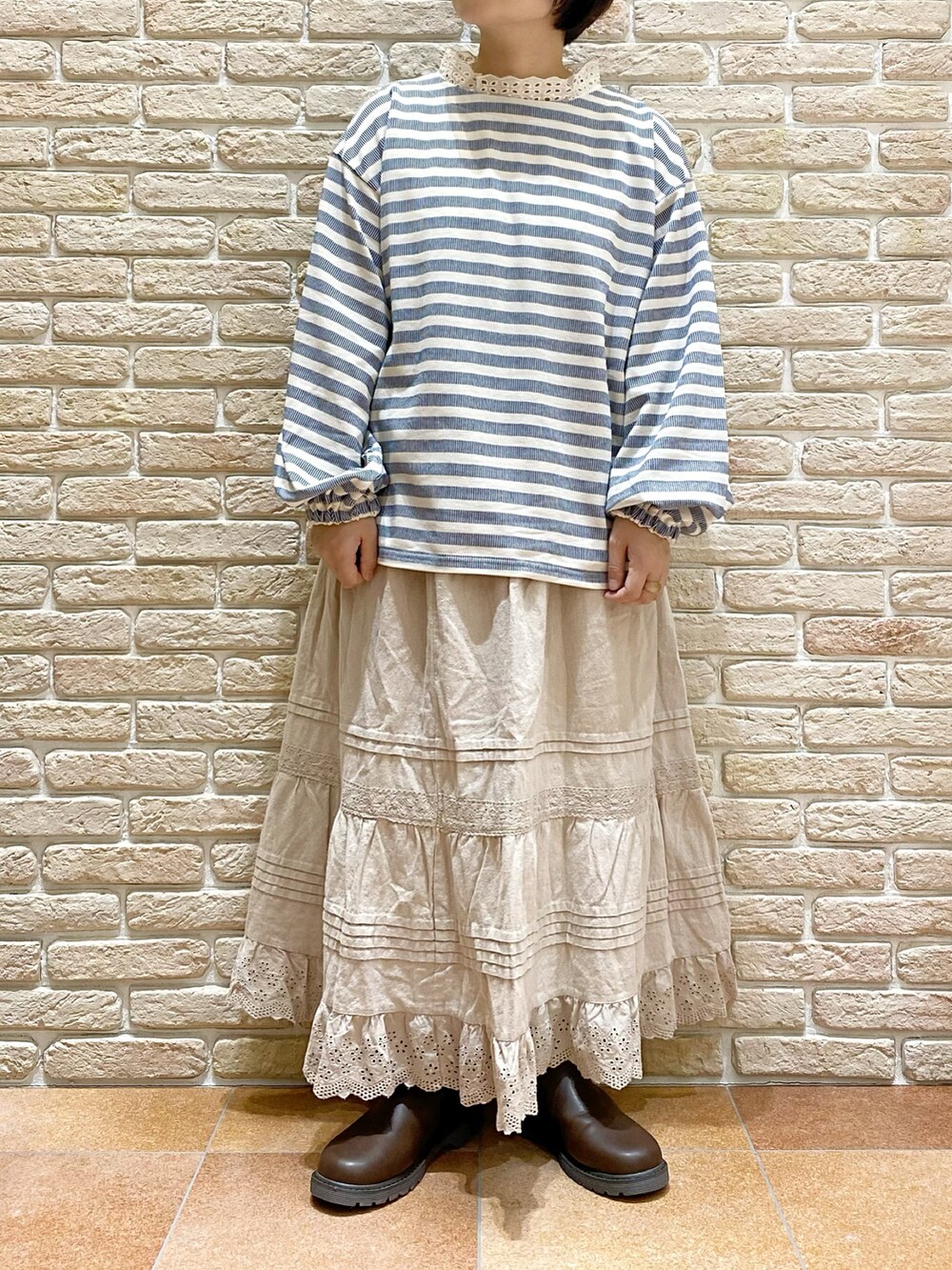 ホワイト系のTシャツ/カットソー、ブルー系のTシャツ/カットソー、ブルー系のデニムジャケットを着用したレディースの秋コーディネートの4枚目の写真