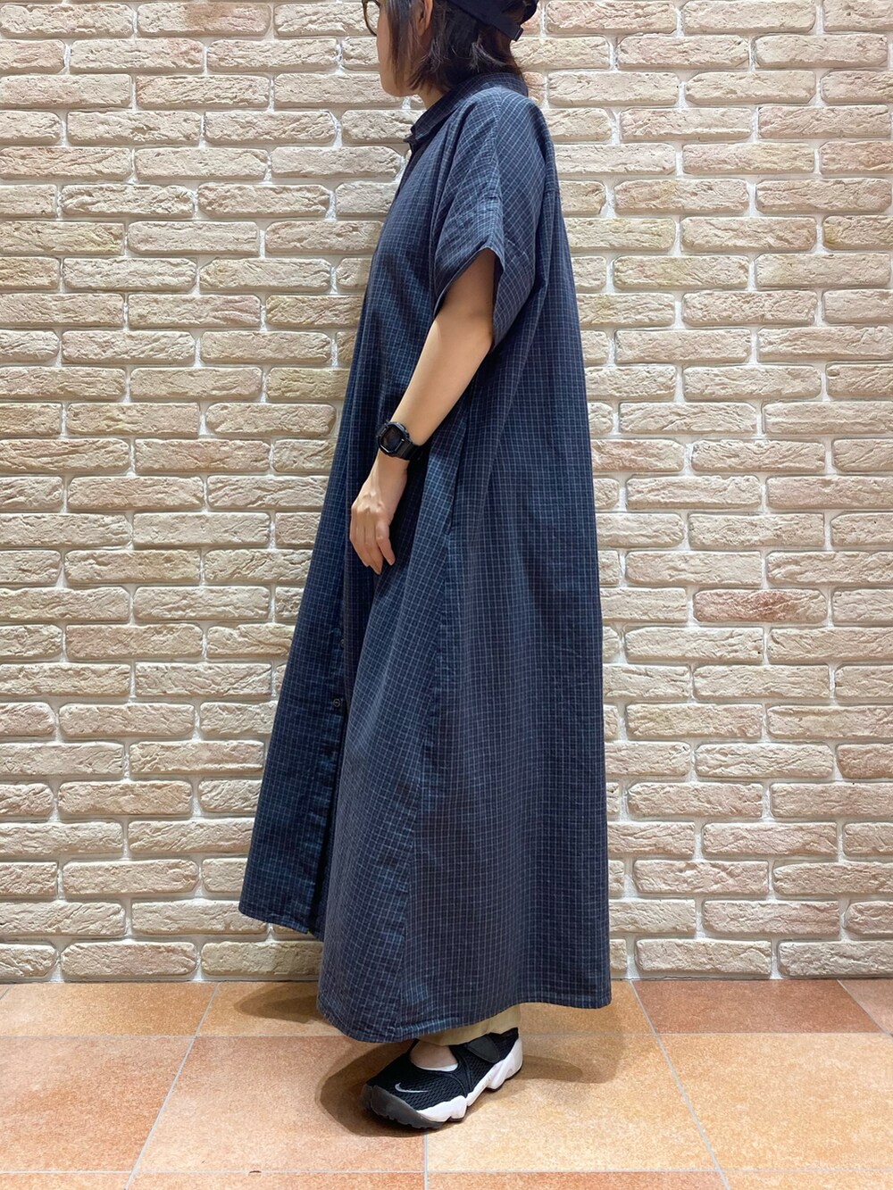 グリーン系のワンピース、ベージュ系のその他パンツ、ブルー系のキャップを着用したレディースの夏コーディネートの2枚目の写真