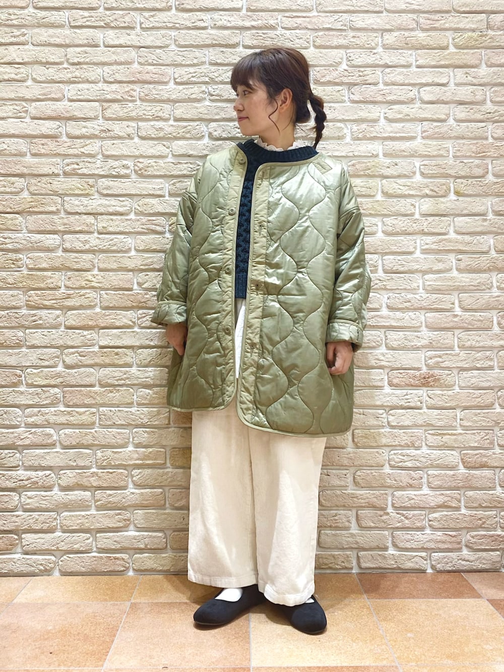 グレー系のニット/セーター、ホワイト系のその他パンツ、ホワイト系のTシャツ/カットソーを着用したレディースの冬コーディネートの5枚目の写真