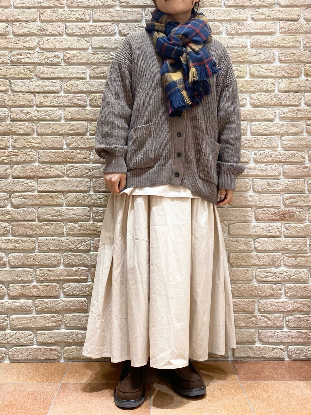 ベージュ系のシャツ/ブラウス、ベージュ系のスカート、ブラウン系のドレスシューズを着用したレディースの秋コーディネートの2枚目の写真