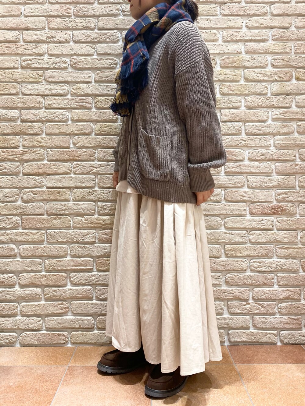 ベージュ系のシャツ/ブラウス、ベージュ系のスカート、ブラウン系のドレスシューズを着用したレディースの秋コーディネートの3枚目の写真