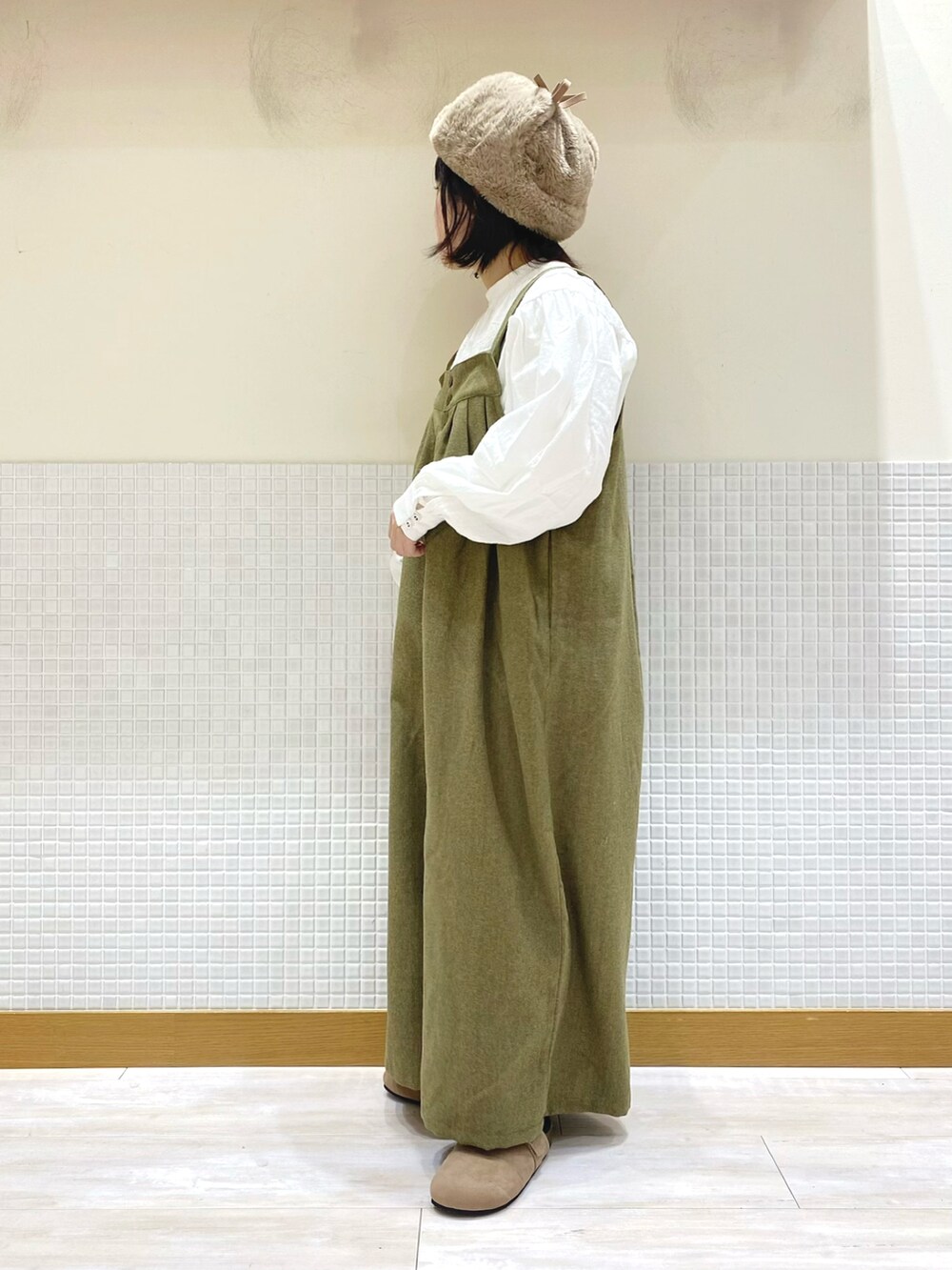 「Samansa Mos2、サマンサ モスモス(Samansa Mos2)、SM2、サロペット、冬コーデ、パンツスタイル、大人カジュアル、低身長、ラクチンコーデ、レースブラウス」｜「Samansa Mos2の切替レースブラウス（シャツ/ブラウス、ホワイト系）」を使った、む ら ま つさん（レディース・148cm）の冬コーディネートの3枚目の写真