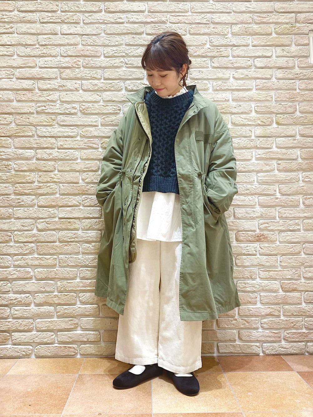 グレー系のニット/セーター、ホワイト系のその他パンツ、ホワイト系のTシャツ/カットソーを着用したレディースの冬コーディネートの2枚目の写真