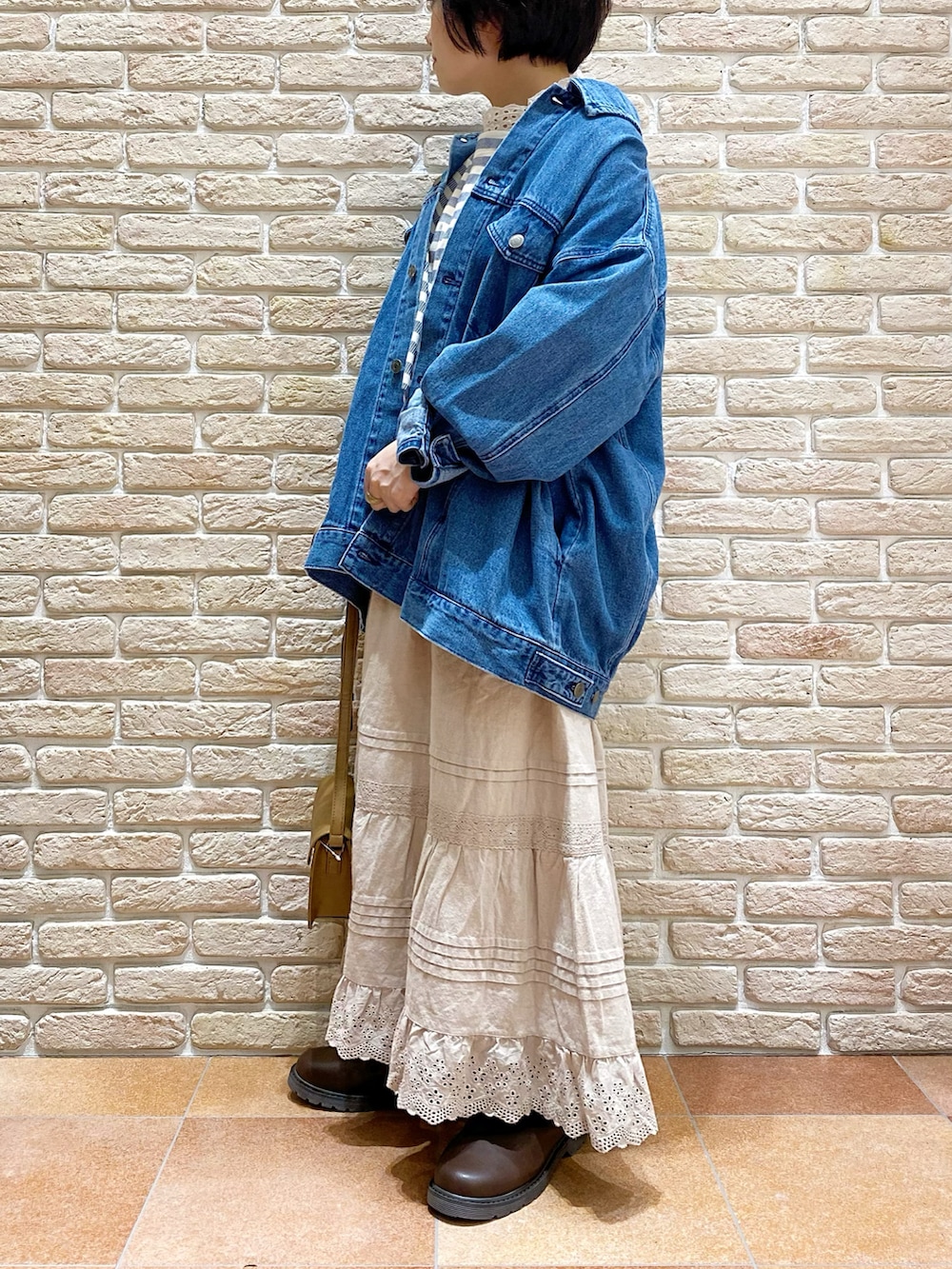 ホワイト系のTシャツ/カットソー、ブルー系のTシャツ/カットソー、ブルー系のデニムジャケットを着用したレディースの秋コーディネートの2枚目の写真