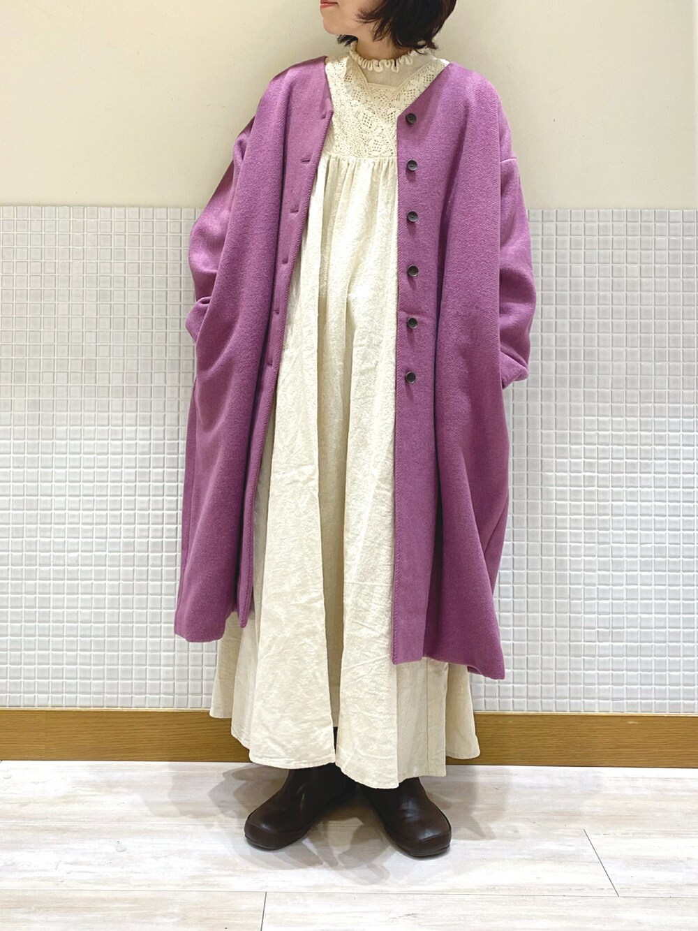 「Samansa Mos2、サマンサ モスモス(Samansa Mos2)、SM2、オトナカジュアル、冬、ロングコート、低身長コーデ、低身長、レースワンピース、ロングブーツ」｜「Samansa Mos2のスクエアトゥロングブーツ（ブーツ、ブラウン系）」を使った、む ら ま つさん（レディース・148cm）の冬コーディネートの2枚目の写真