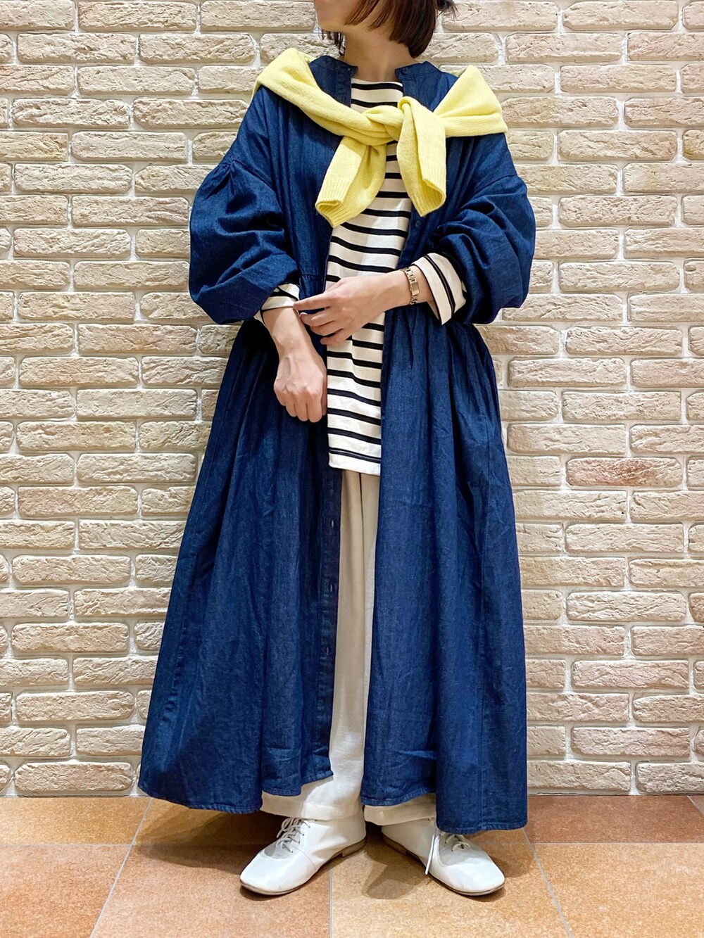 ブルー系のワンピース、ホワイト系のTシャツ/カットソー、ホワイト系のその他パンツを着用したレディースの冬コーディネートの2枚目の写真