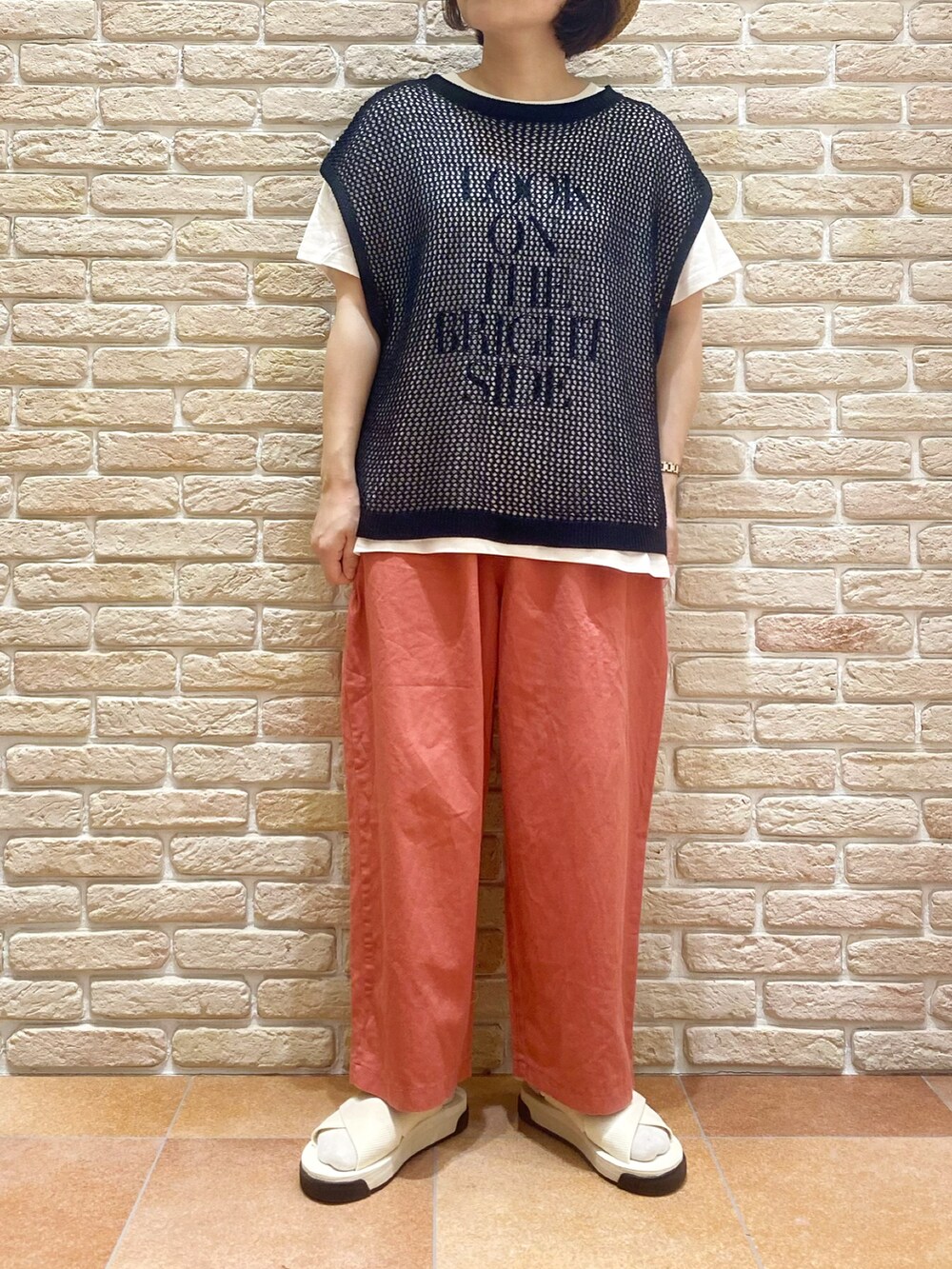 ホワイト系のTシャツ/カットソー、ブラック系のベスト、ピンク系のその他パンツを着用したレディースの夏コーディネートの2枚目の写真