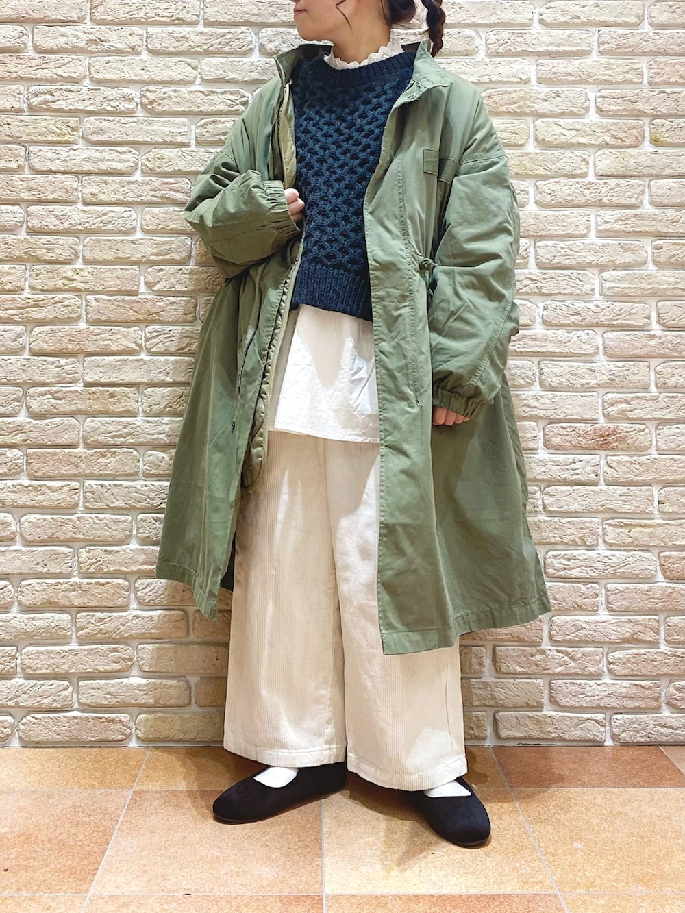 グレー系のニット/セーター、ホワイト系のその他パンツ、ホワイト系のTシャツ/カットソーを着用したレディースの冬コーディネートの3枚目の写真