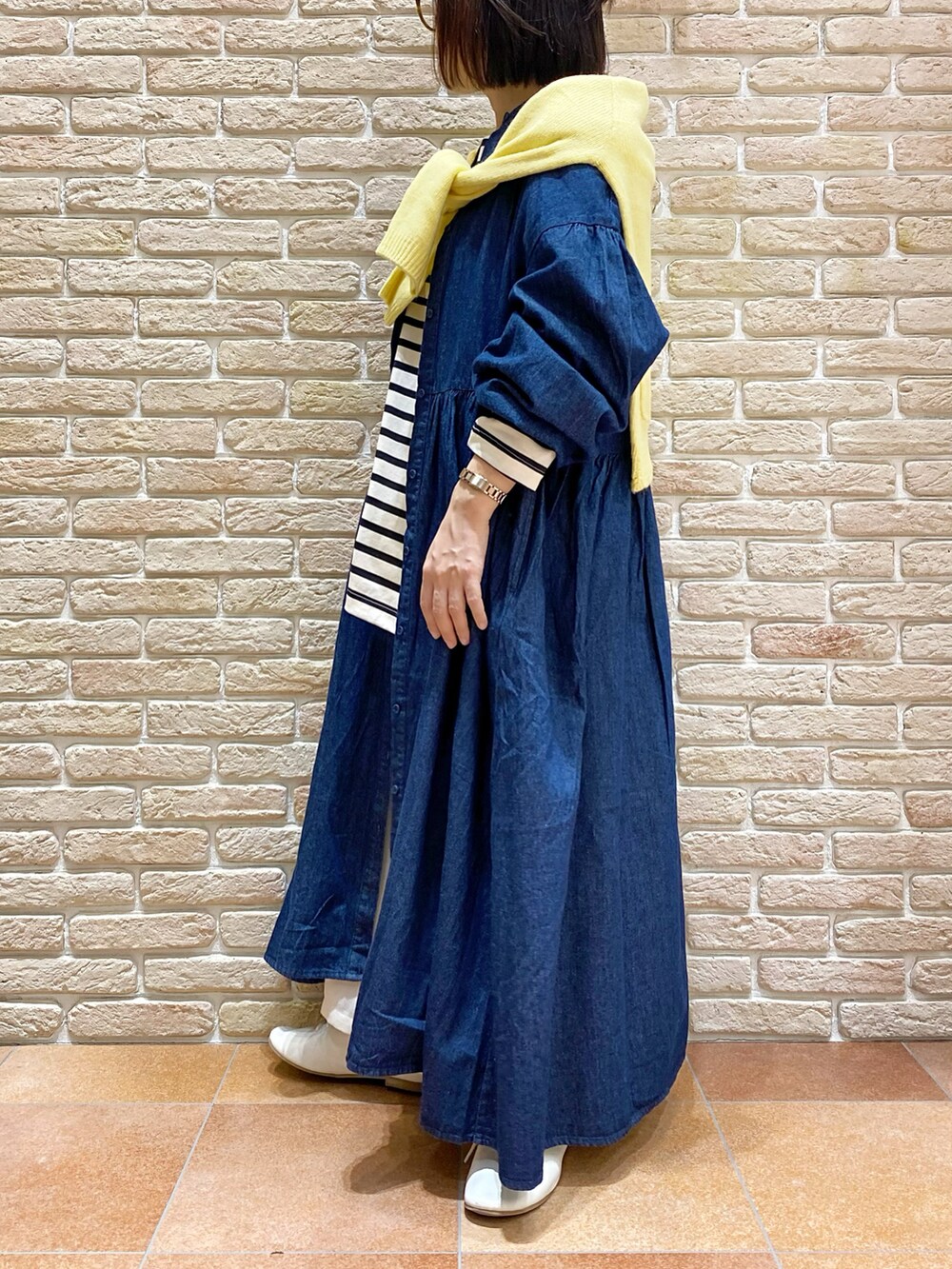 ブルー系のワンピース、ホワイト系のTシャツ/カットソー、ホワイト系のその他パンツを着用したレディースの冬コーディネートの3枚目の写真