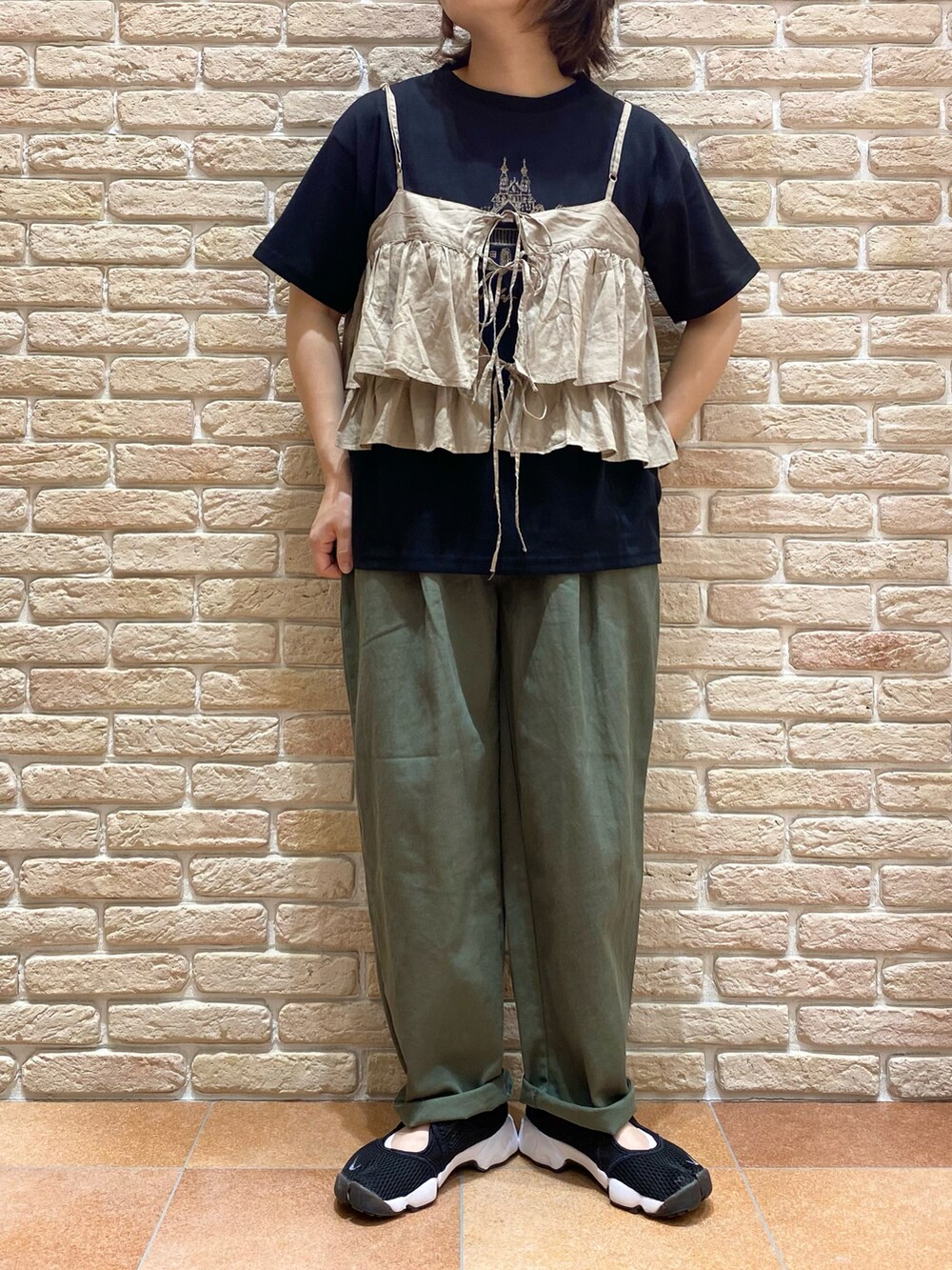 ブラック系のTシャツ/カットソー、ベージュ系のシャツ/ブラウス、グリーン系のその他パンツを着用したレディースの夏コーディネートの2枚目の写真