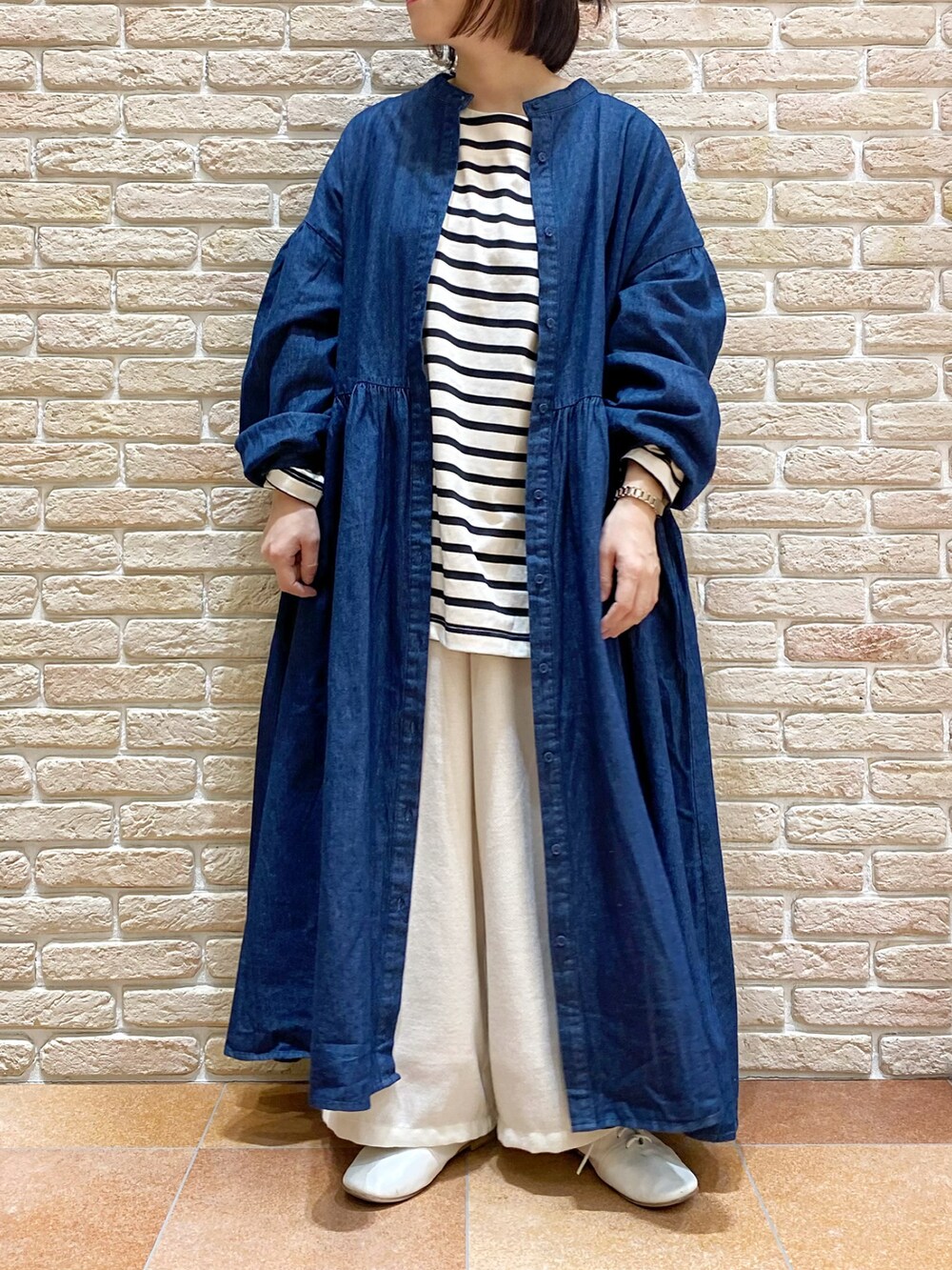 ブルー系のワンピース、ホワイト系のTシャツ/カットソー、ホワイト系のその他パンツを着用したレディースの冬コーディネートの4枚目の写真