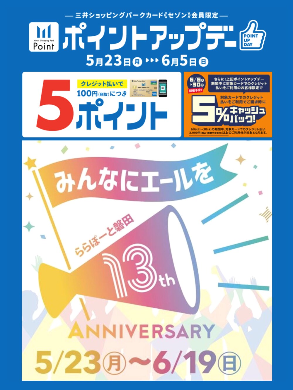ブルー系のTシャツ/カットソー、ブラック系のスカート、ホワイト系のサンダルを着用したレディースの春コーディネートの5枚目の写真