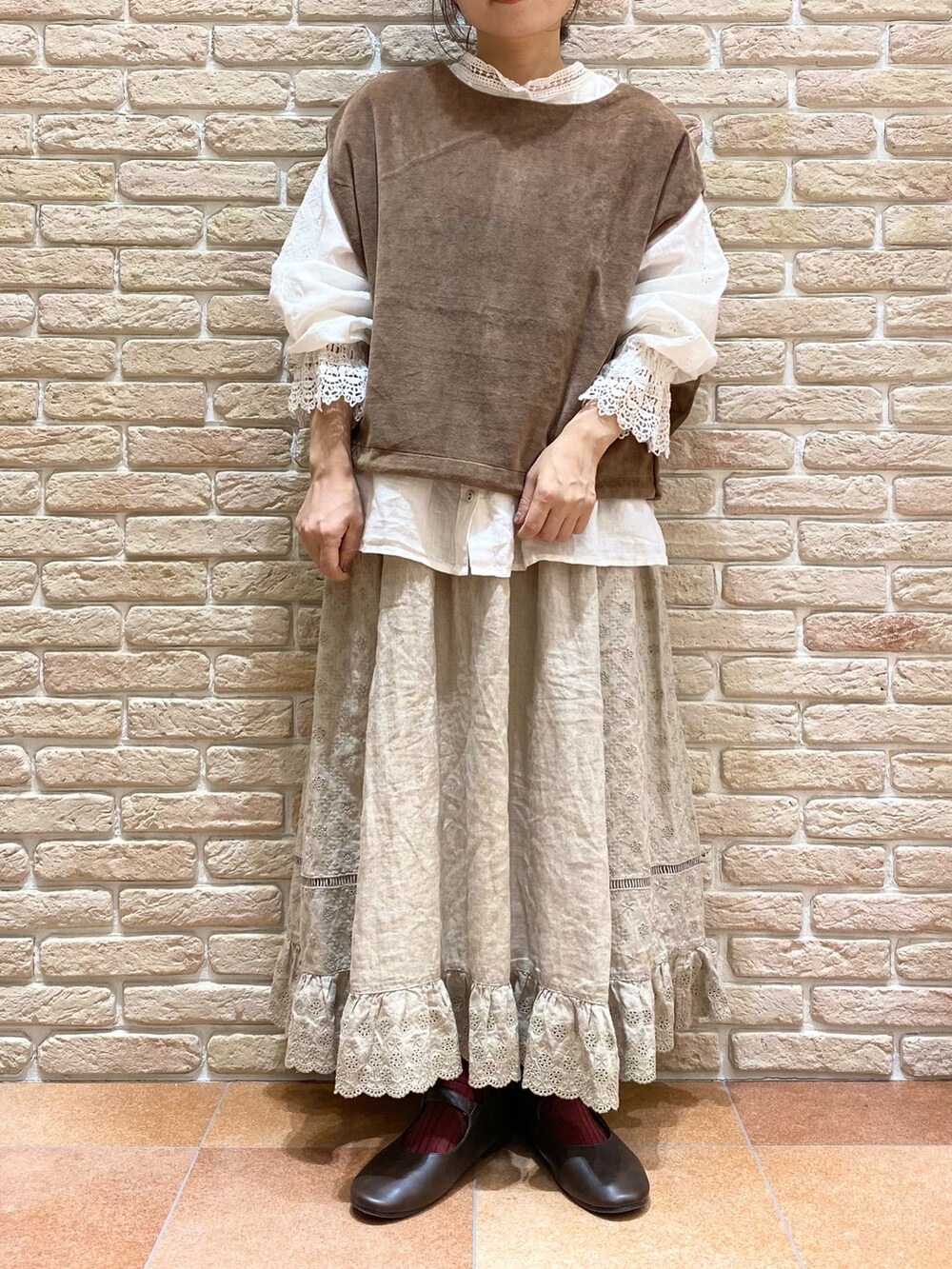 「samansamos2、サマンサ モスモス(Samansa Mos2)、ららぽーと磐田、SM2keittioららぽーと磐田店、SM2keittioイオンモール浜松志都呂店、おしゃれさんと繋がりたい、秋服準備はじめました、秋コーデ、低身長、kazumiコラボ、ベージュ、大人ガーリー、ベロア、レースブラウス」|「Samansa Mos2の前後着カットベロアベスト(ベスト、グリーン系)」を使った、む ら ま つさん(レディース・148cm)の秋コーディネートの2枚目の写真