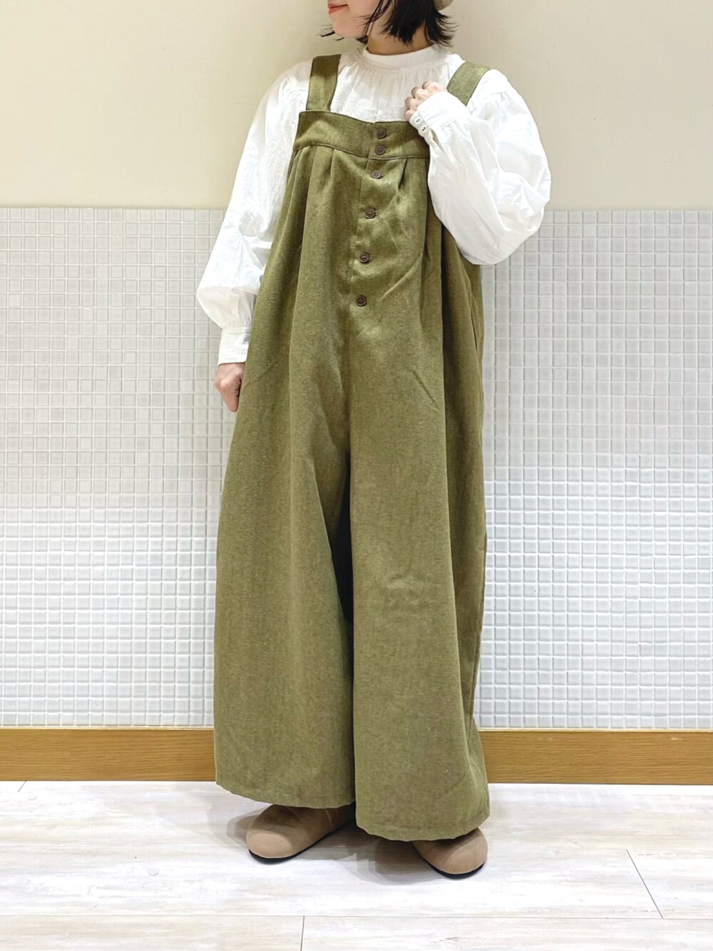 「Samansa Mos2、サマンサ モスモス(Samansa Mos2)、SM2、サロペット、冬コーデ、パンツスタイル、大人カジュアル、低身長、ラクチンコーデ、レースブラウス」｜「Samansa Mos2の切替レースブラウス（シャツ/ブラウス、ホワイト系）」を使った、む ら ま つさん（レディース・148cm）の冬コーディネートの2枚目の写真