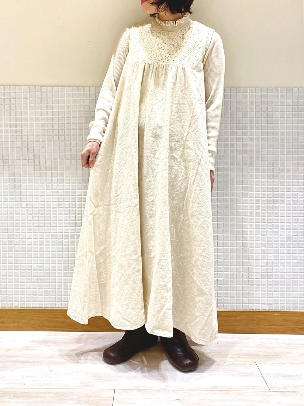 「Samansa Mos2、サマンサ モスモス(Samansa Mos2)、SM2、オトナカジュアル、冬、ロングコート、低身長コーデ、低身長、レースワンピース、ロングブーツ」｜「Samansa Mos2のスクエアトゥロングブーツ（ブーツ、ブラウン系）」を使った、む ら ま つさん（レディース・148cm）の冬コーディネートの4枚目の写真