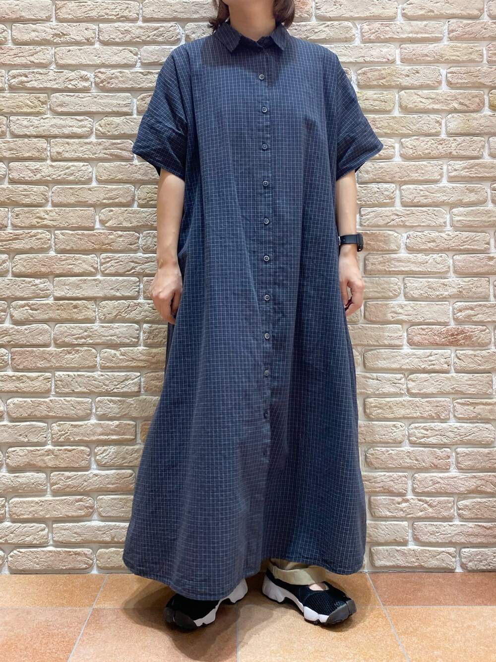 グリーン系のワンピース、ベージュ系のその他パンツ、ブルー系のキャップを着用したレディースの夏コーディネートの3枚目の写真