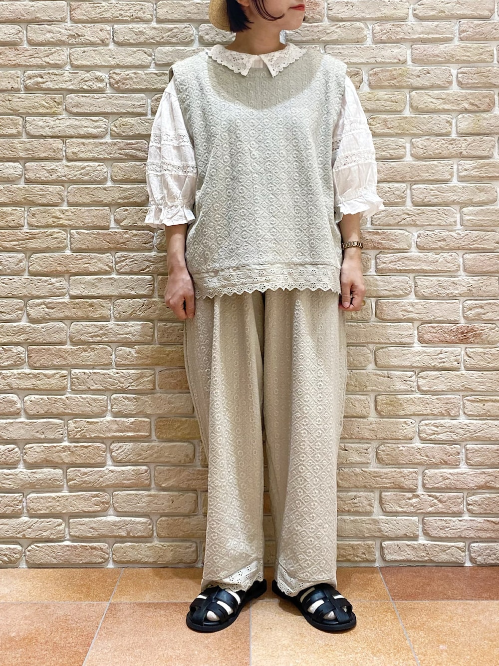 「Samansa Mos2、サマンサ モスモス(Samansa Mos2)、セットアップ、レース、SM2、SM2keittioららぽーと磐田店、低身長、低身長コーデ、低身長女子、ゆるコーデ、レースブラウス、ベスト、カンカン帽、グラディエーターサンダル、夏コーデ」｜「👒 Summer Fair 🌻のアイテム（その他、その他）」を使った、む ら ま つさん（レディース・148cm）の春コーディネートの2枚目の写真