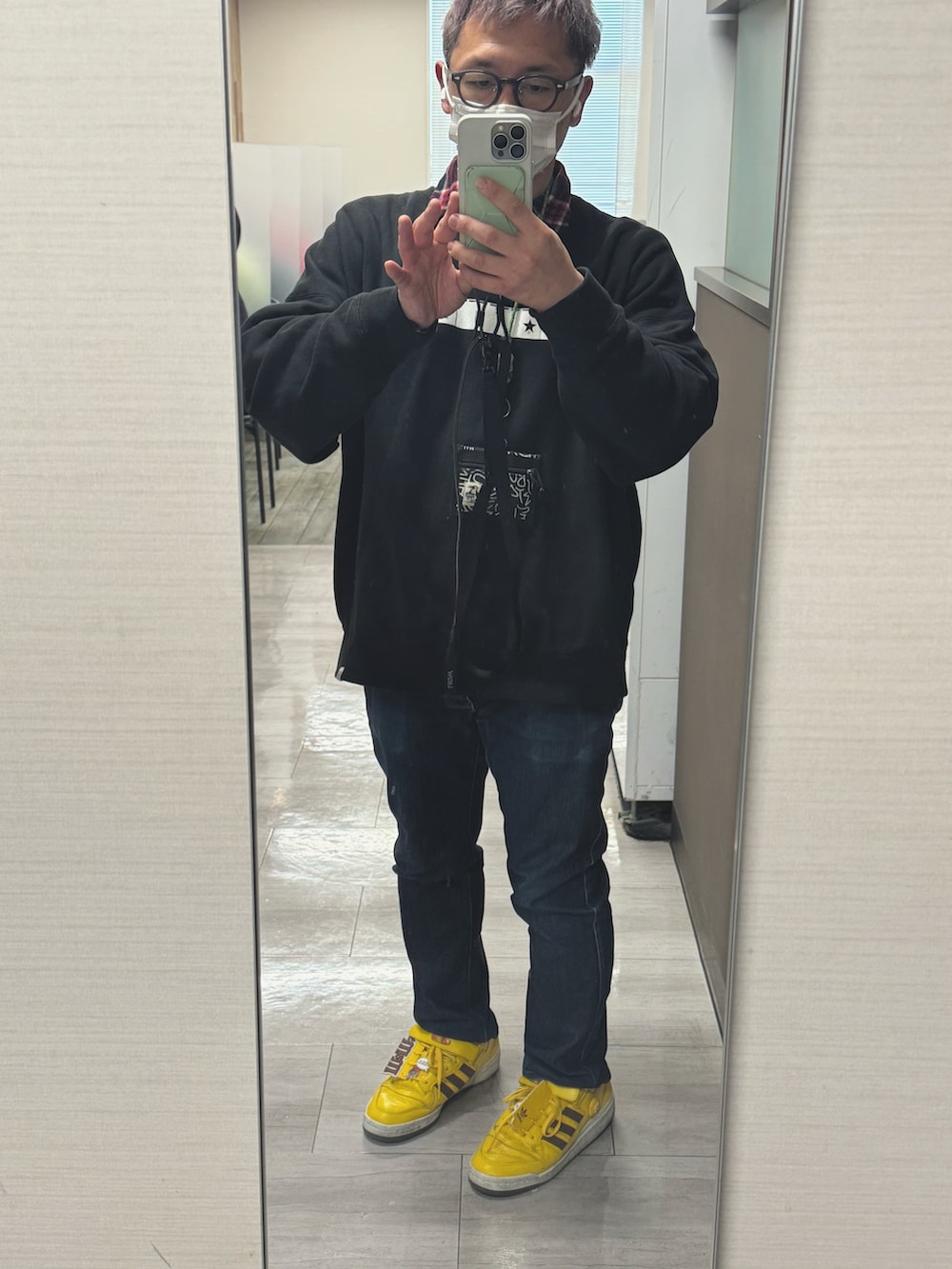 「おしゃれさんと繋がりたい、冬のコーデ、メンズファッション」｜「adidasのM&M'S ブランド フォーラム ロー 84 / M&M'S Brand Forum Low 84 / アディダスオリジナルス（メンズ/レディース）（スニーカー、イエロー系）」を使った、nabapeさん（メンズ・166cm）の冬コーディネートの2枚目の写真