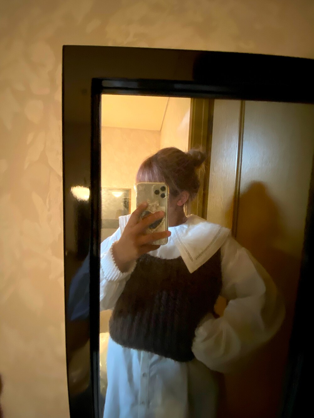 ブラウン系のベスト、ホワイト系のシャツ/ブラウス、ブラウン系のその他パンツを着用したレディースの冬コーディネートの2枚目の写真