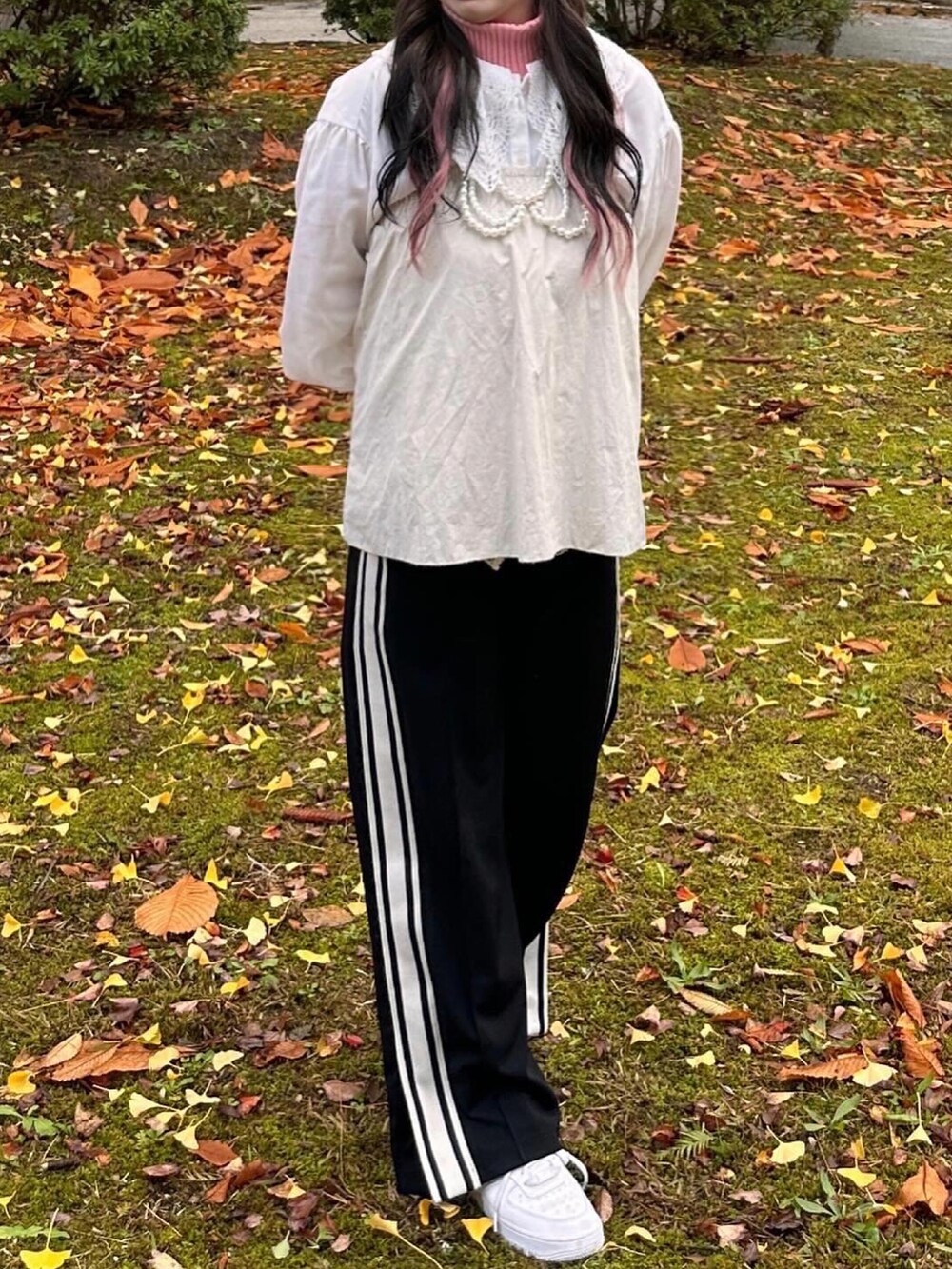 ブラック系のダウンジャケット/コート、ブラック系のその他パンツ、ホワイト系のシャツ/ブラウスを着用したレディースの秋コーディネートの2枚目の写真