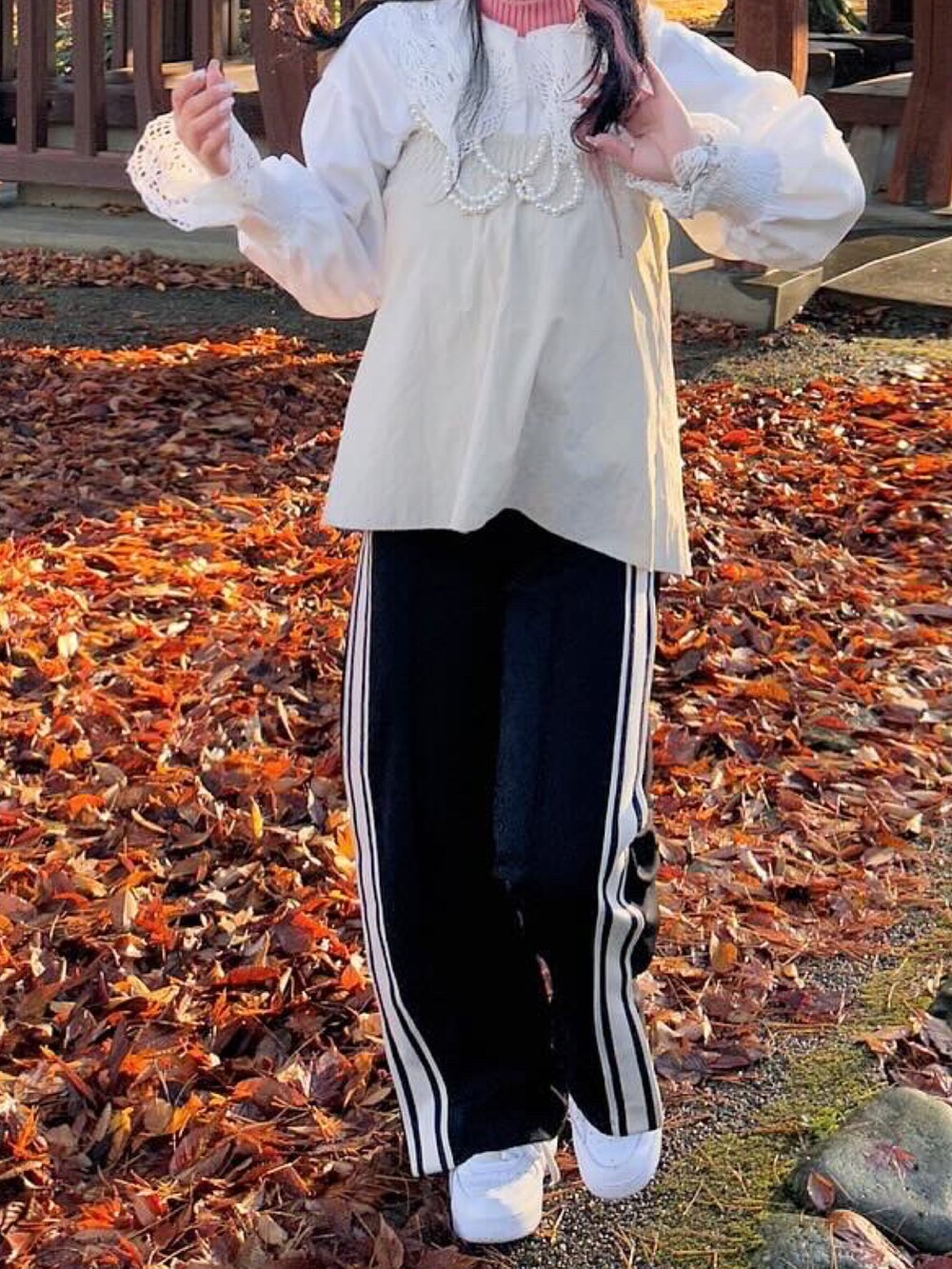 ブラック系のダウンジャケット/コート、ブラック系のその他パンツ、ホワイト系のシャツ/ブラウスを着用したレディースの秋コーディネートの3枚目の写真