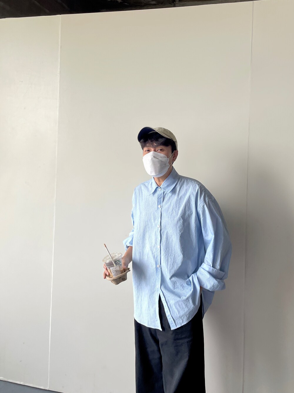 ブラック系のスラックスを着用したメンズの秋コーディネートの2枚目の写真