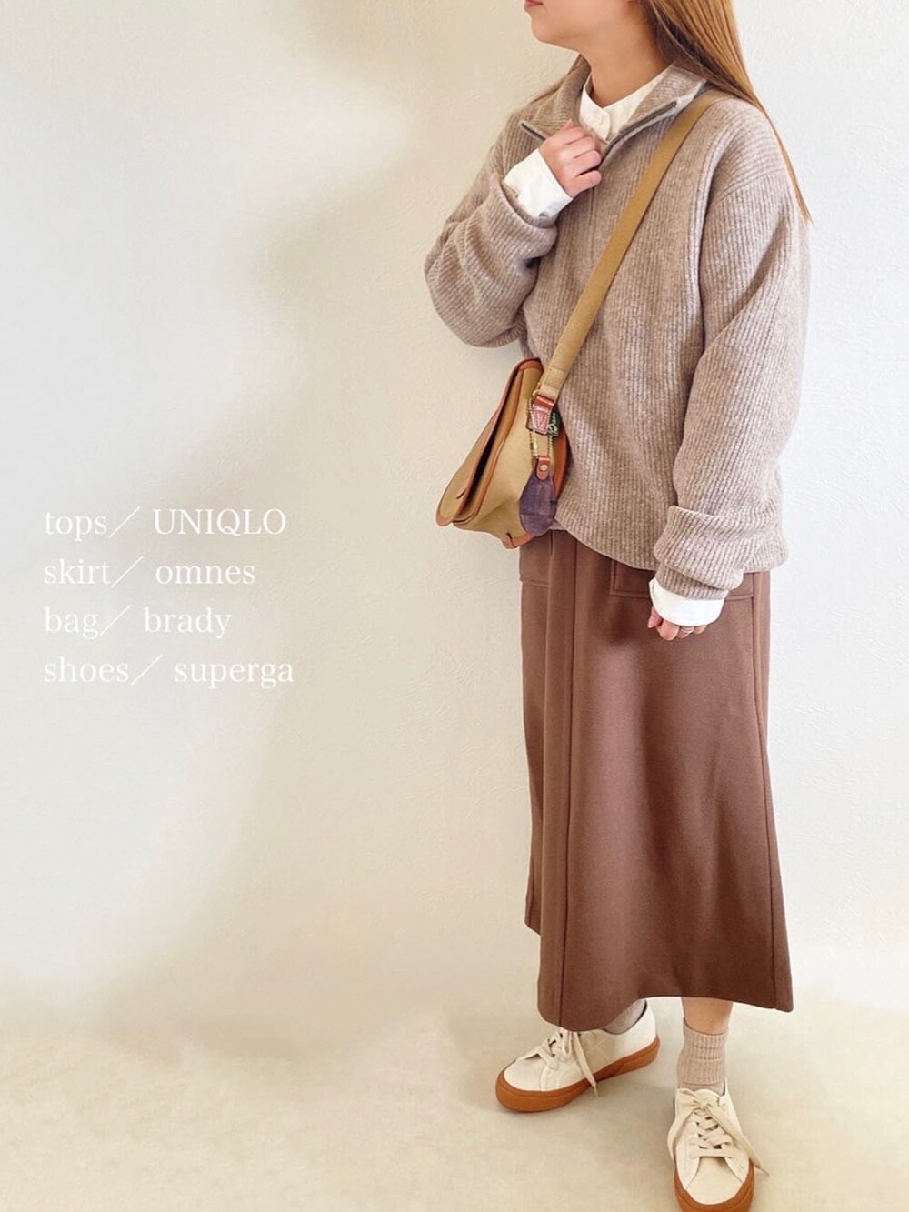 ホワイト系のシャツ/ブラウス、ブラウン系のスカート、ベージュ系のスニーカーを着用したレディースの冬コーディネートの2枚目の写真