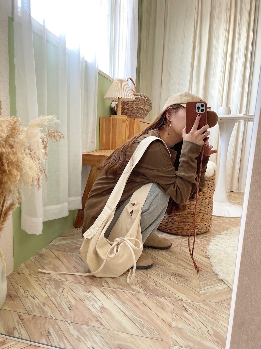 グリーン系のその他トップス、グレー系のスウェットパンツ、ベージュ系のスリッポンを着用したレディースの秋コーディネートの4枚目の写真