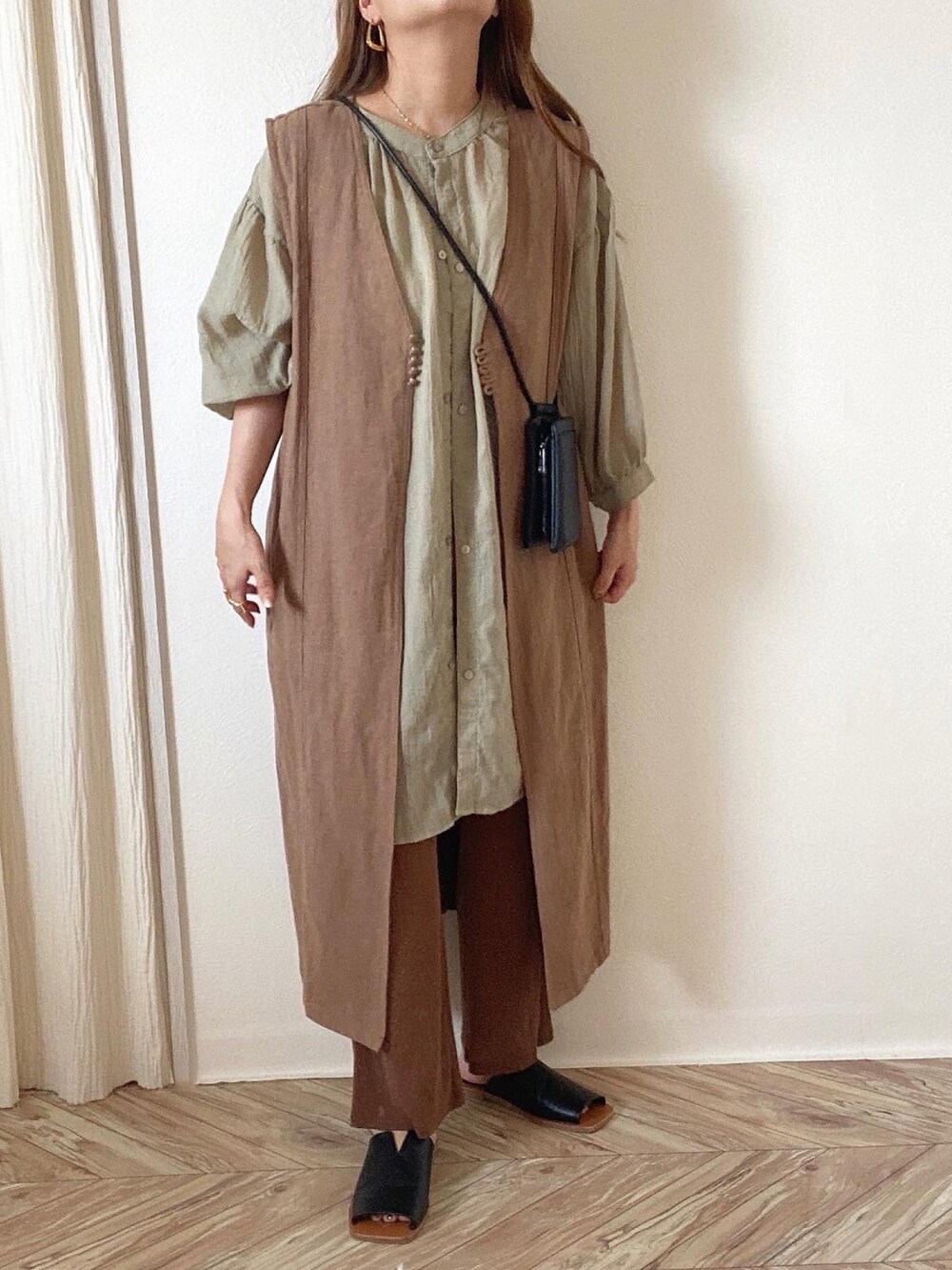 グリーン系のシャツ/ブラウス、ブラウン系のベスト、ブラック系のショルダーバッグを着用したレディースの夏コーディネートの5枚目の写真