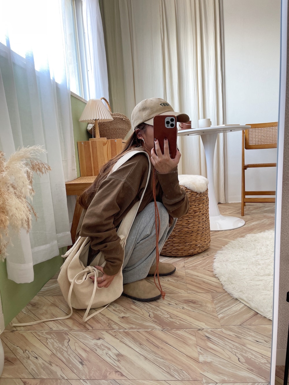 グリーン系のその他トップス、グレー系のスウェットパンツ、ベージュ系のスリッポンを着用したレディースの秋コーディネートの2枚目の写真