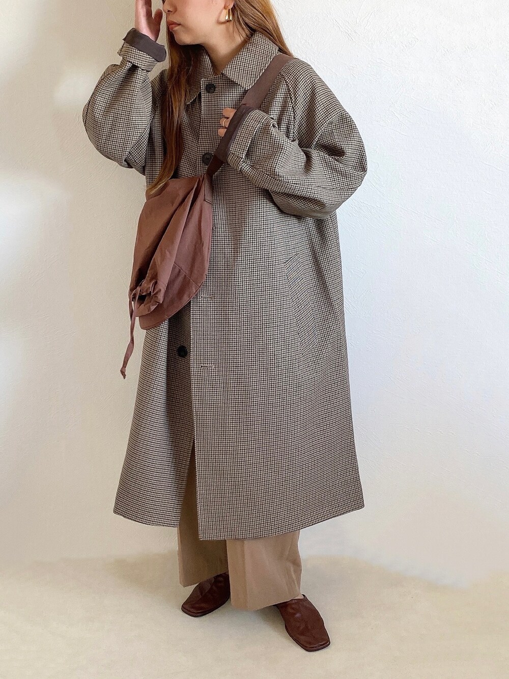 ブラウン系のジャケット/アウター、ブラウン系のショルダーバッグ、ブラック系のその他シューズを着用したレディースの秋コーディネートの2枚目の写真