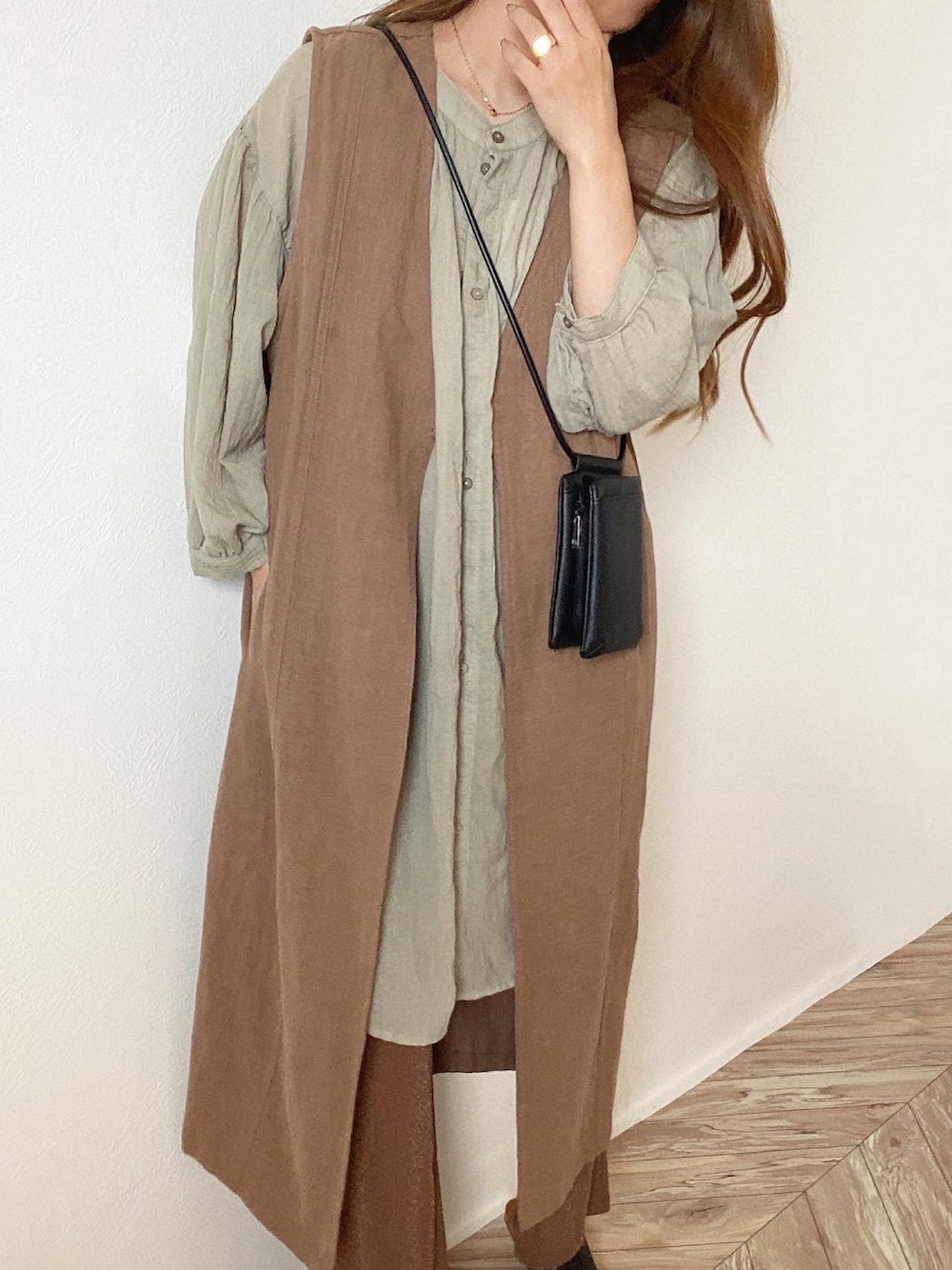 グリーン系のシャツ/ブラウス、ブラウン系のベスト、ブラック系のショルダーバッグを着用したレディースの夏コーディネートの3枚目の写真