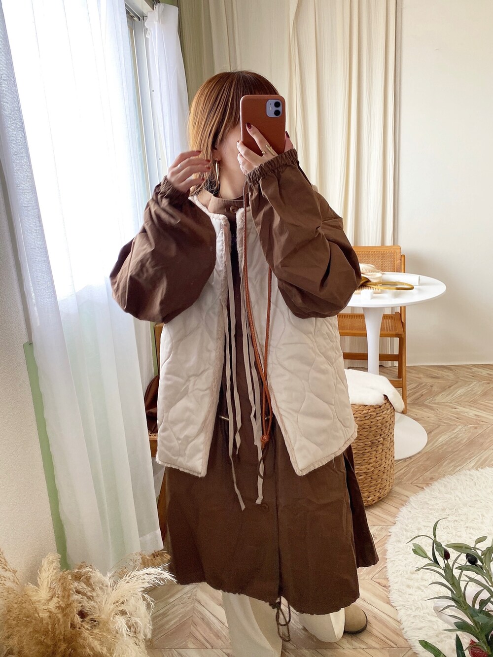 ブラウン系のモッズコートを着用したレディースの秋コーディネートの3枚目の写真