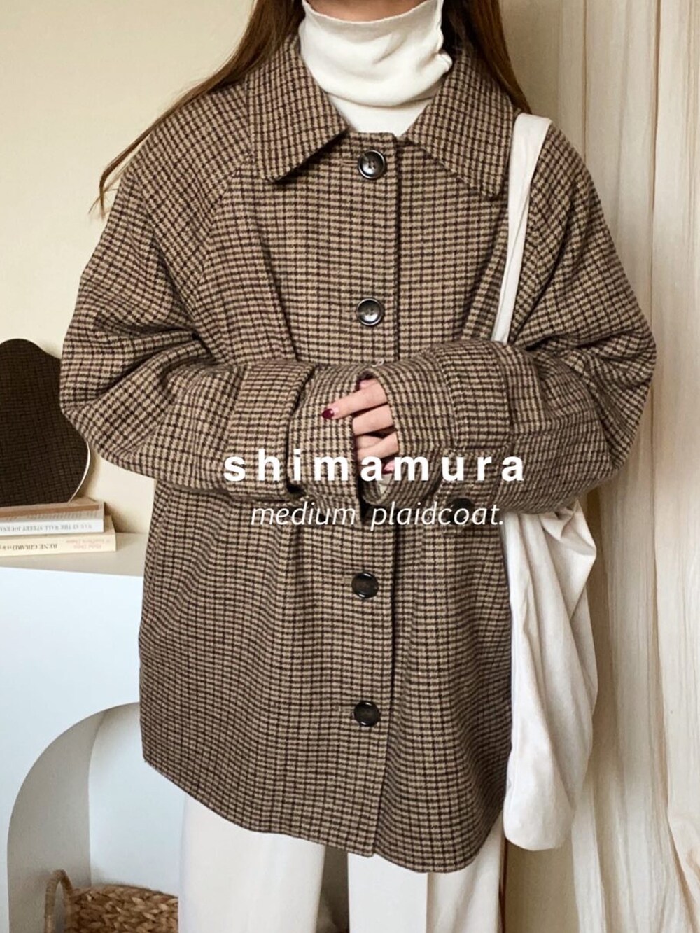 ブラウン系のジャケット/アウター、ホワイト系のその他パンツ、ベージュ系のスニーカーを着用したレディースの冬コーディネートの2枚目の写真