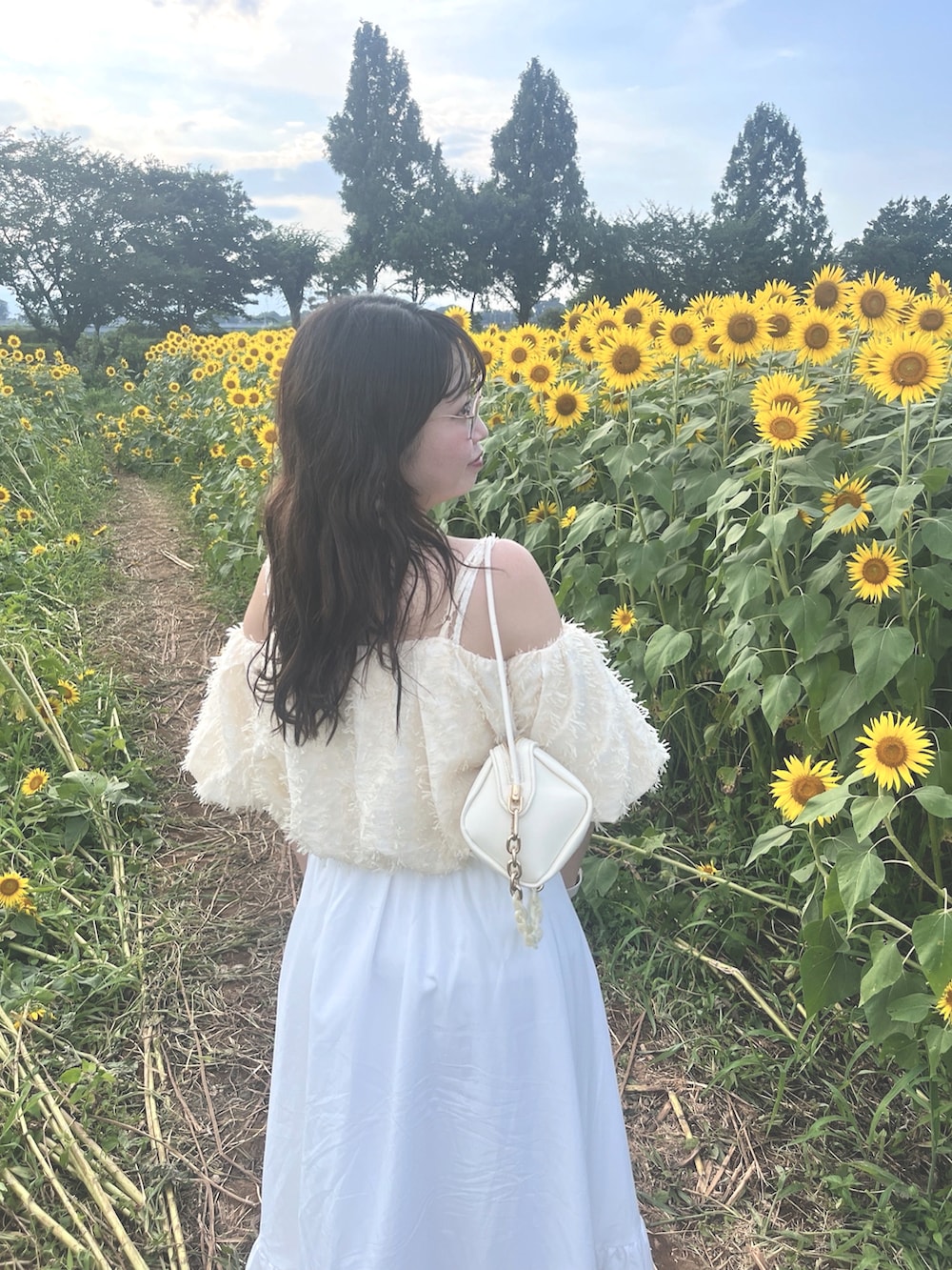 「ひまわり畑、淡色コーデ、淡色女子、ホワイトコーデ」｜「AÉRMA boutiqueのアイテム（トップス、ベージュ系）」を使った、anet17さん（骨格ウェーブ・レディース・157cm）の秋コーディネートの2枚目の写真