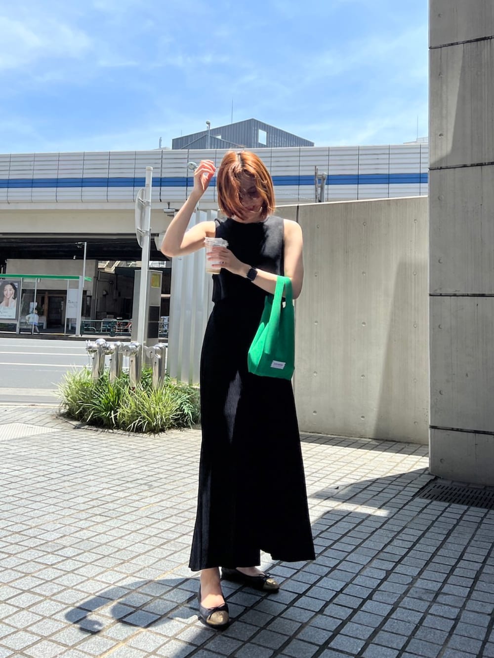 ブラック系のワンピース、ブラック系のパンツ、ブラック系のシューズを着用したレディースの夏コーディネートの2枚目の写真