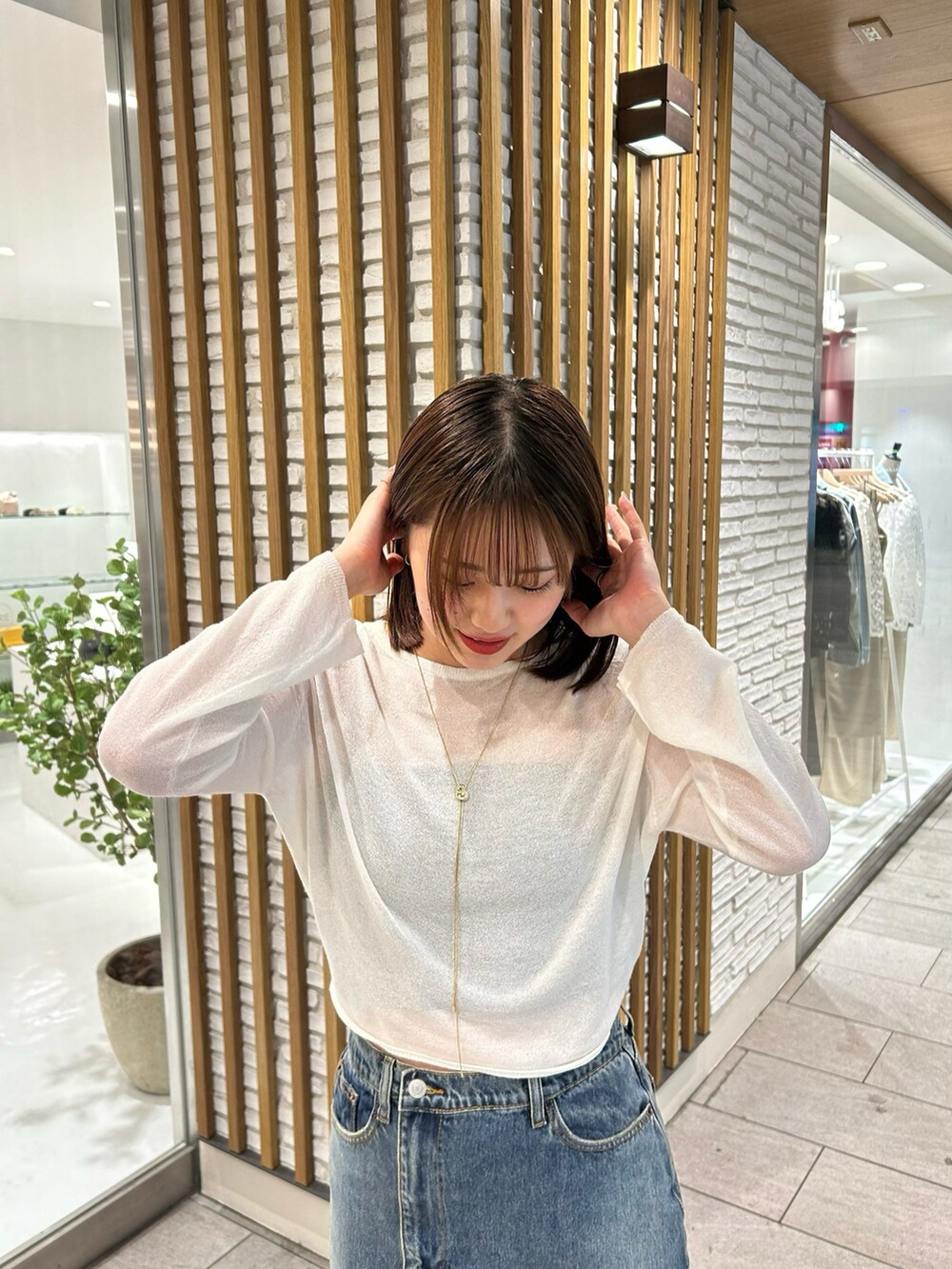 「キレイめカジュアル、ootd、オトナカワイイ、骨格ストレート、高身長コーデ」｜「mysticの【3色展開】スリットデニムスカート（デニムスカート、ブルー系）」を使った、miyuu tsujisaki さん（レディース・164cm）の春コーディネートの3枚目の写真