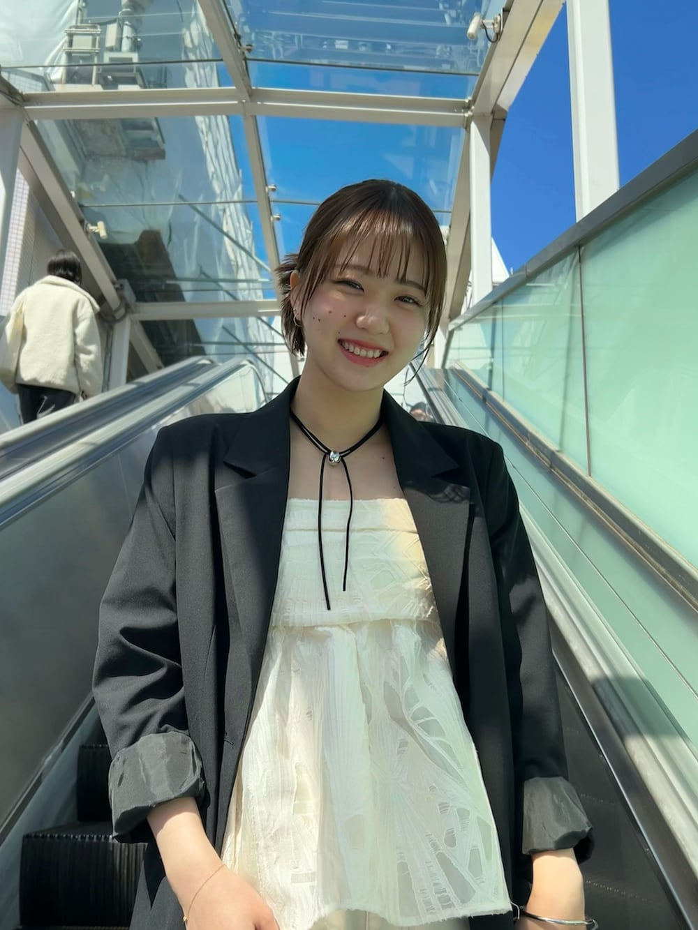 「春ファッション、きれいめカジュアル、高身長、骨格ストレート、アパレルスタッフ、おでかけコーデ」｜「Omekashiのアイテム（チョーカー、ブラック系）」を使った、miyuu tsujisaki さん（レディース・164cm）の春コーディネートの3枚目の写真