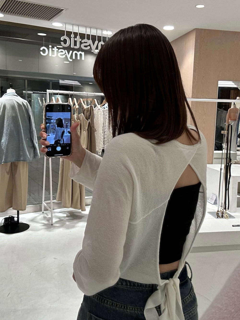 「キレイめカジュアル、ootd、オトナカワイイ、骨格ストレート、高身長コーデ」｜「mysticの【3色展開】スリットデニムスカート（デニムスカート、ブルー系）」を使った、miyuu tsujisaki さん（レディース・164cm）の春コーディネートの2枚目の写真
