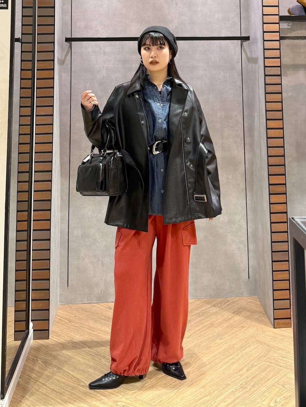 ブルー系のシャツ/ブラウス、ブラック系のショルダーバッグ、ブラック系のサンダルを着用したレディースの春コーディネートの6枚目の写真