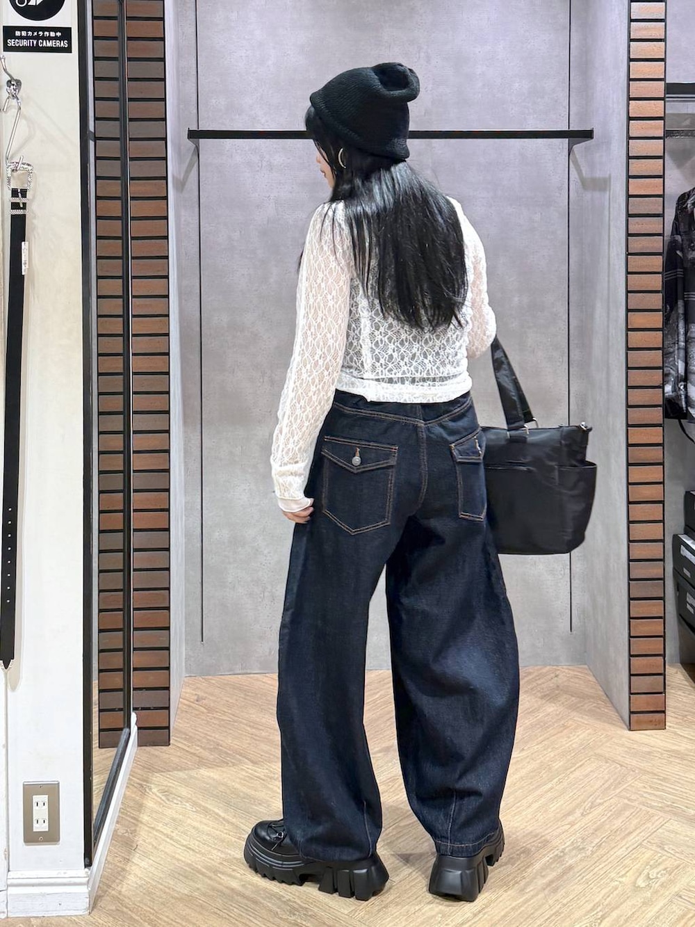 ブラック系のブーツ、ブルー系のデニムパンツ、ホワイト系のシャツ/ブラウスを着用したレディースの秋コーディネートの7枚目の写真