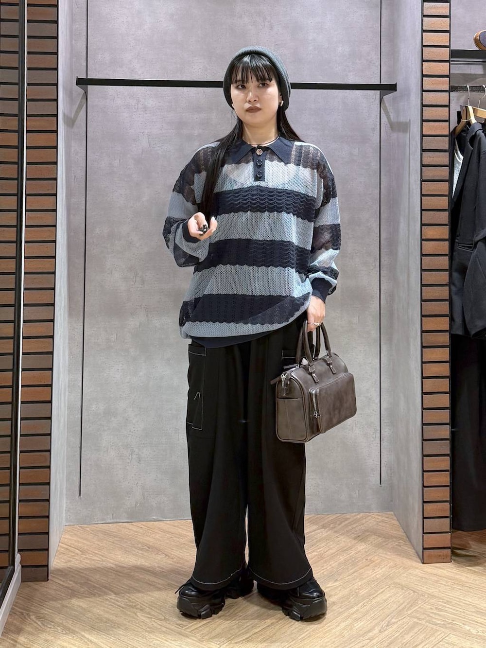 ブラック系のスニーカー、ブラック系のキャミソール、ブラック系のショルダーバッグを着用したレディースの春コーディネートの6枚目の写真