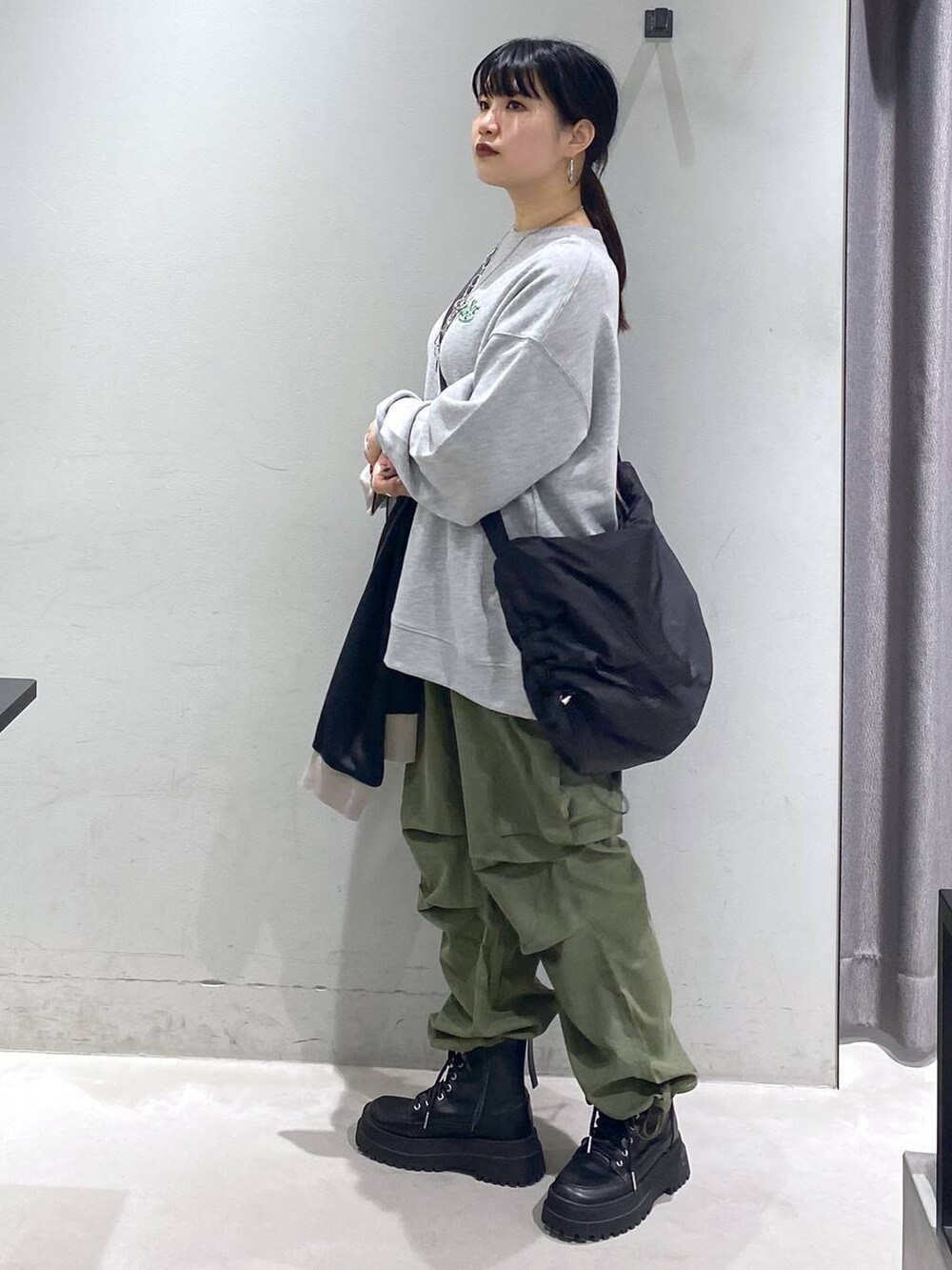 「ソフトエレガント_PAGEBOY、個性派、モード、差し色コーデ、PAGEBOY、骨格ストレート_PAGEBOY、ブルベ冬_PAGEBOY、秋コーデ、冬コーデ」｜「PAGEBOYのARMYブーツ（ブーツ、ブラック系）」を使った、myuさん（レディース・158cm）の秋コーディネートの4枚目の写真