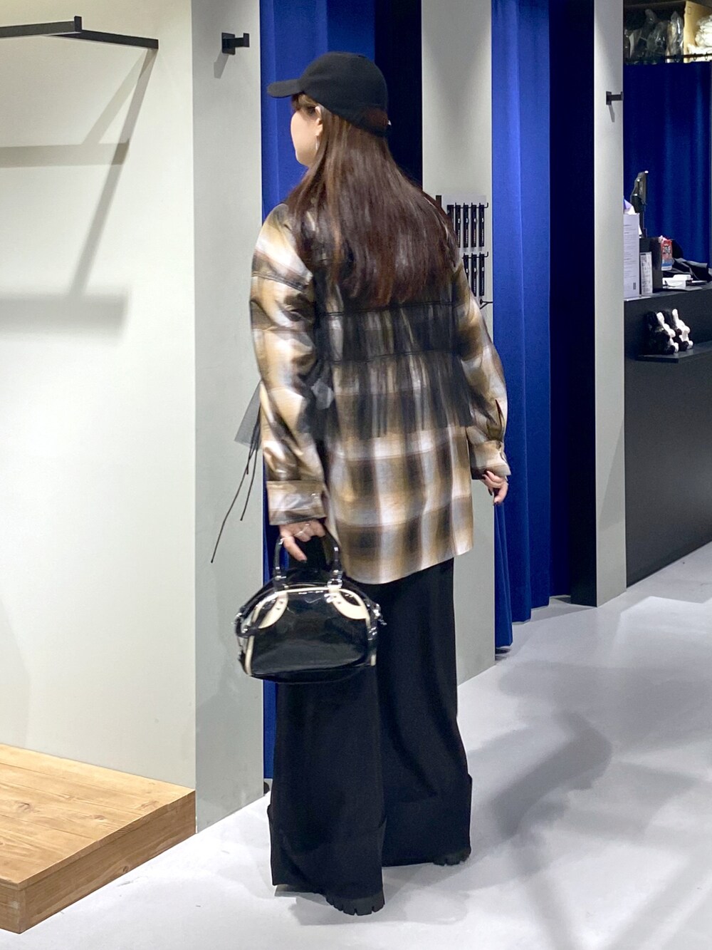 ブラック系のショルダーバッグ、ブラック系のその他パンツ、ブラック系のブーツを着用したレディースの夏コーディネートの3枚目の写真